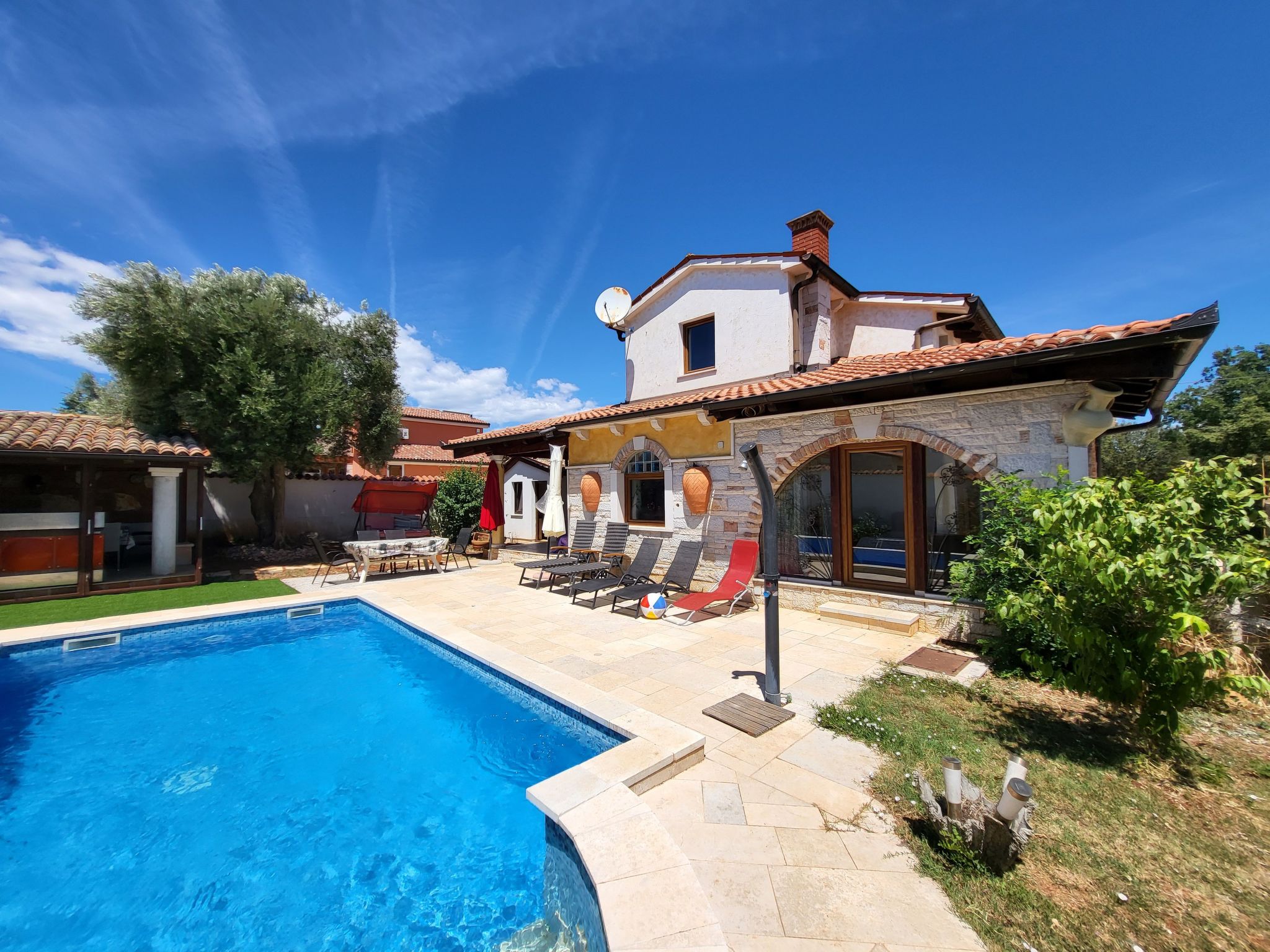 Haus mit Pool-Buiten