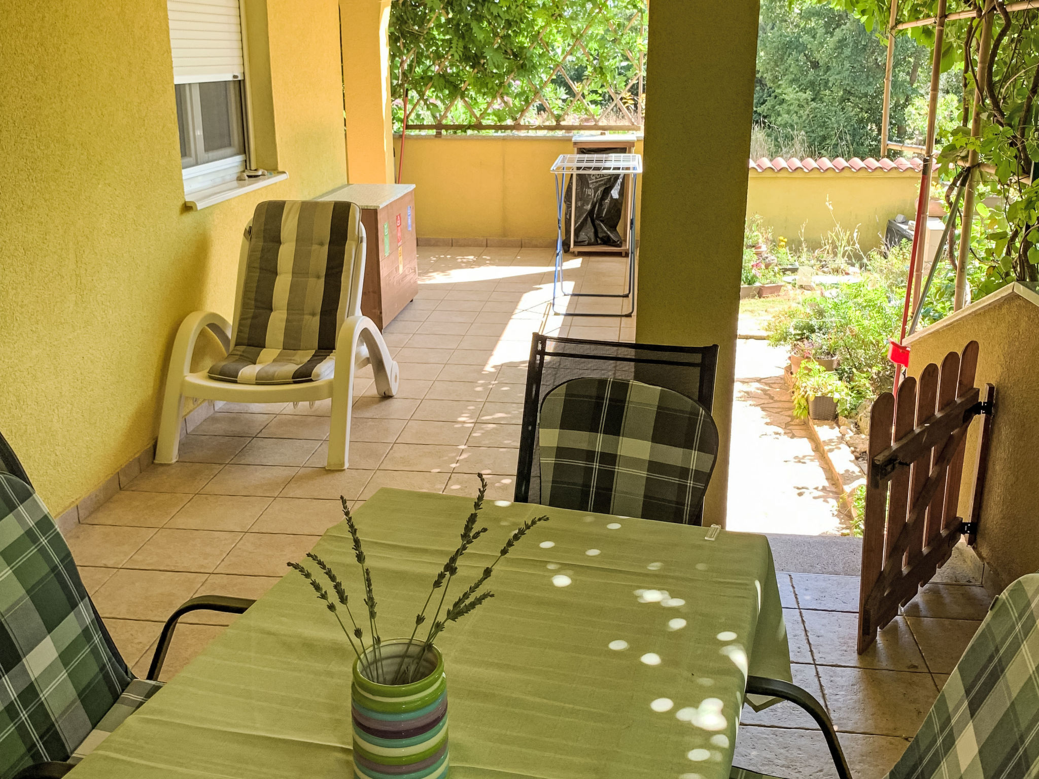 Große Ferienwohnung in Ližnjan mit Offenem Kamin - Buiten