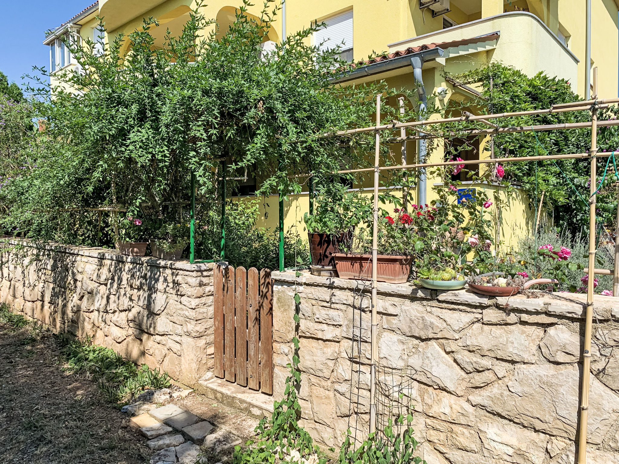 Große Ferienwohnung in Ližnjan mit Offenem Kamin - Buiten