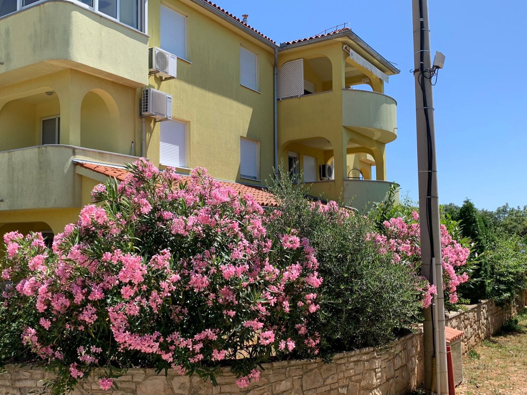 Photo of Große Ferienwohnung in Ližnjan mit Offenem Kamin