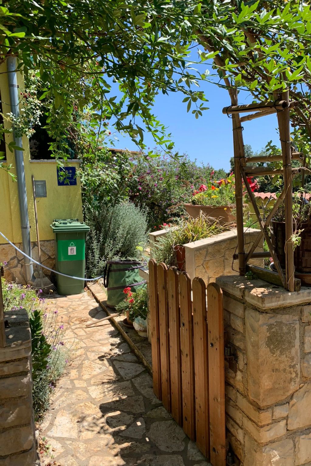 Photo of Große Ferienwohnung in Ližnjan mit Offenem Kamin