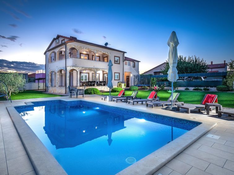 Schöne Villa In Ruhiger Stadt Mit Pool Und Bbq - Pula