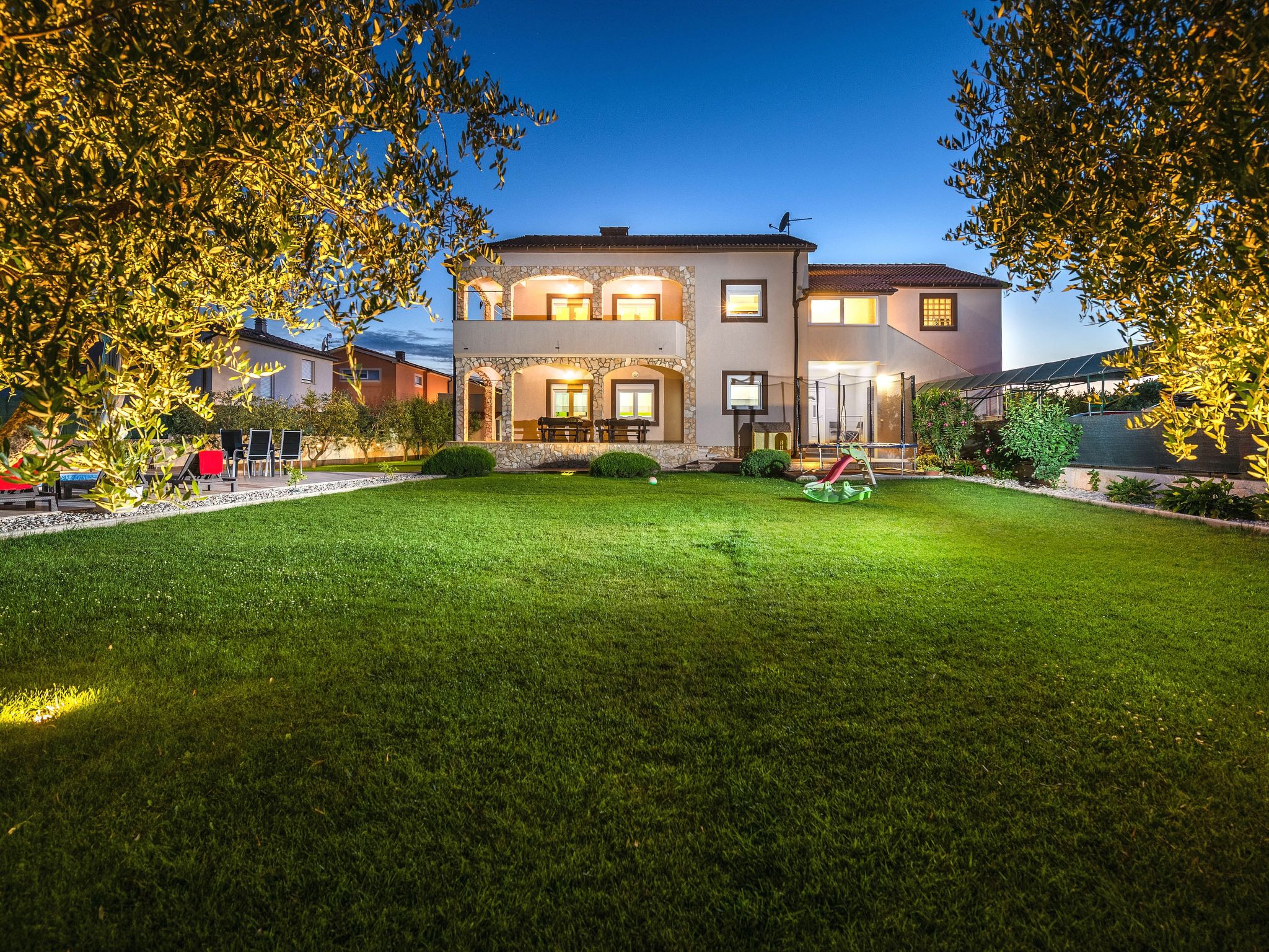 Schöne Villa in ruhiger Stadt mit Pool und BBQ - Image-tags.info