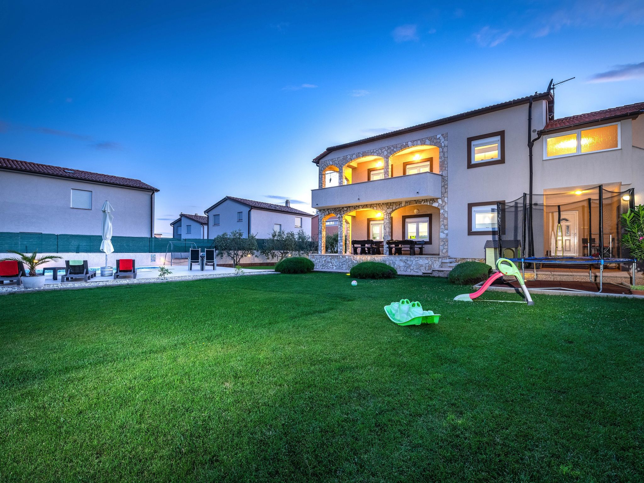 Schöne Villa in ruhiger Stadt mit Pool und BBQ - Image-tags.info