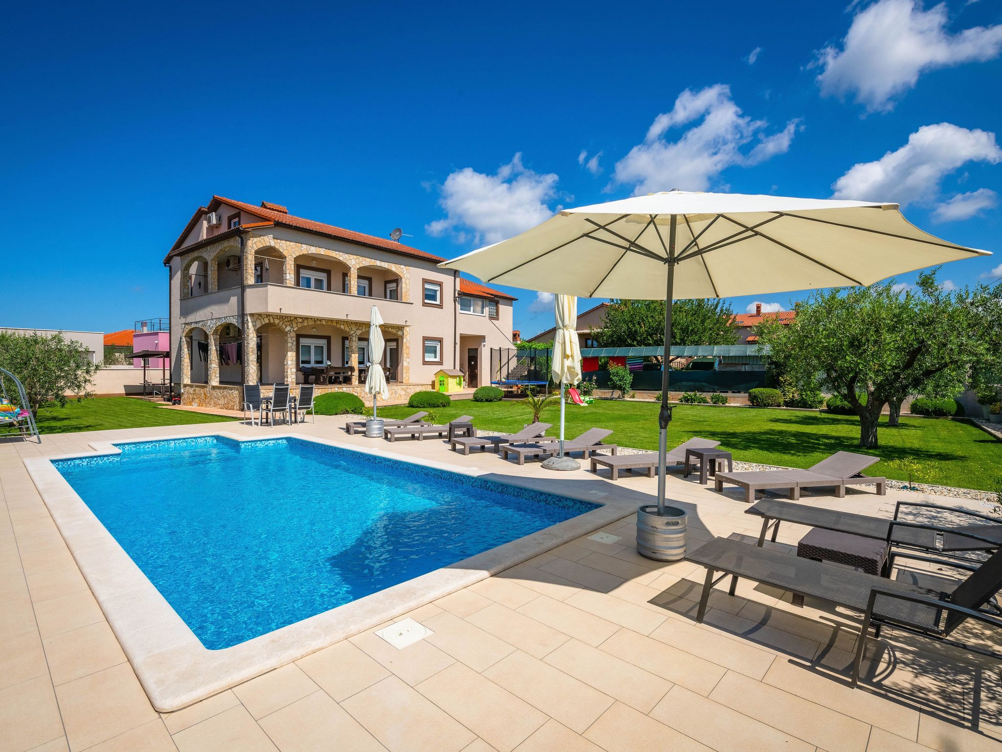 Schöne Villa in ruhiger Stadt mit Pool und BBQ - Image-tags.info