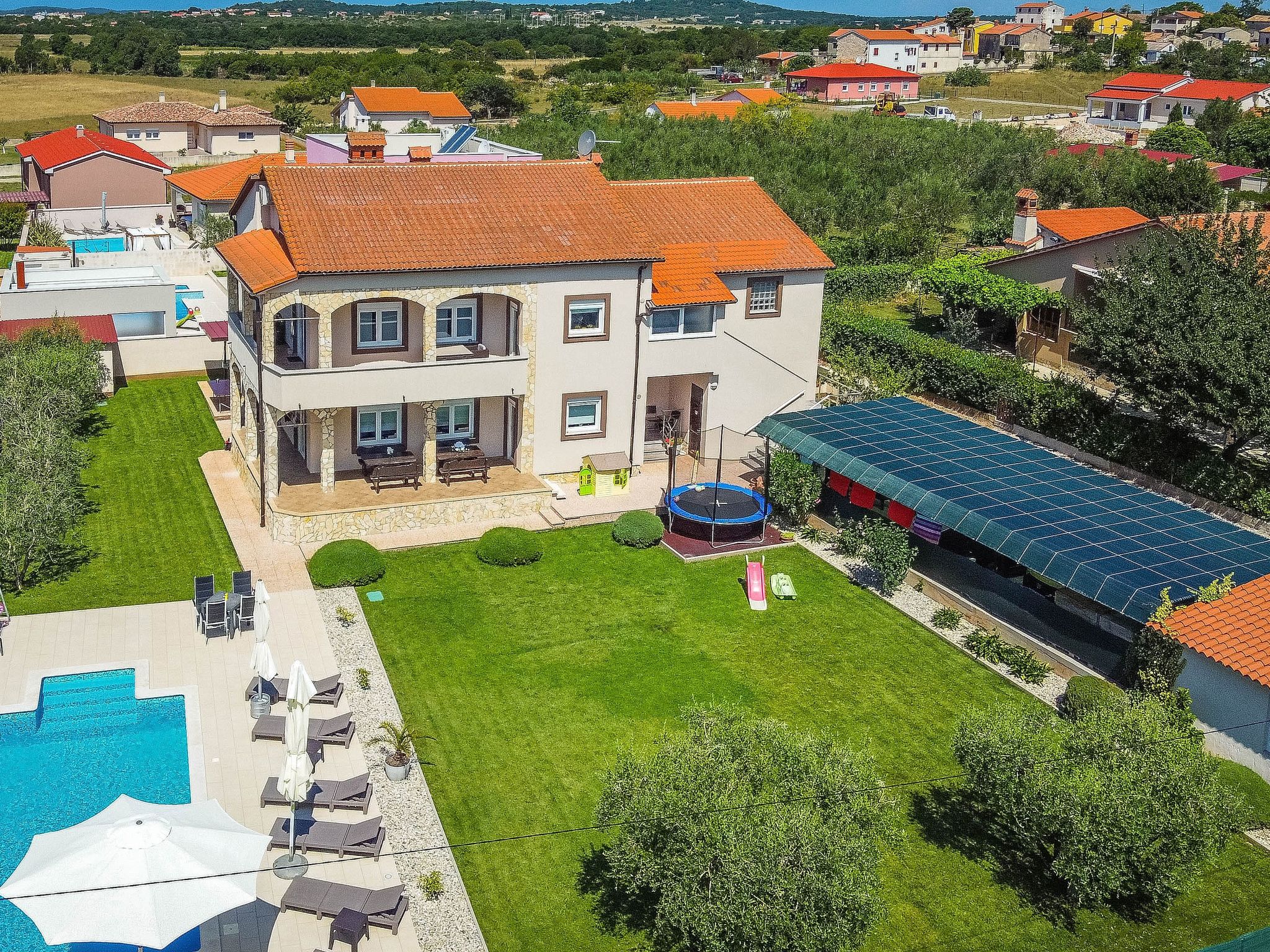 Schöne Villa in ruhiger Stadt mit Pool und BBQ - Image-tags.info
