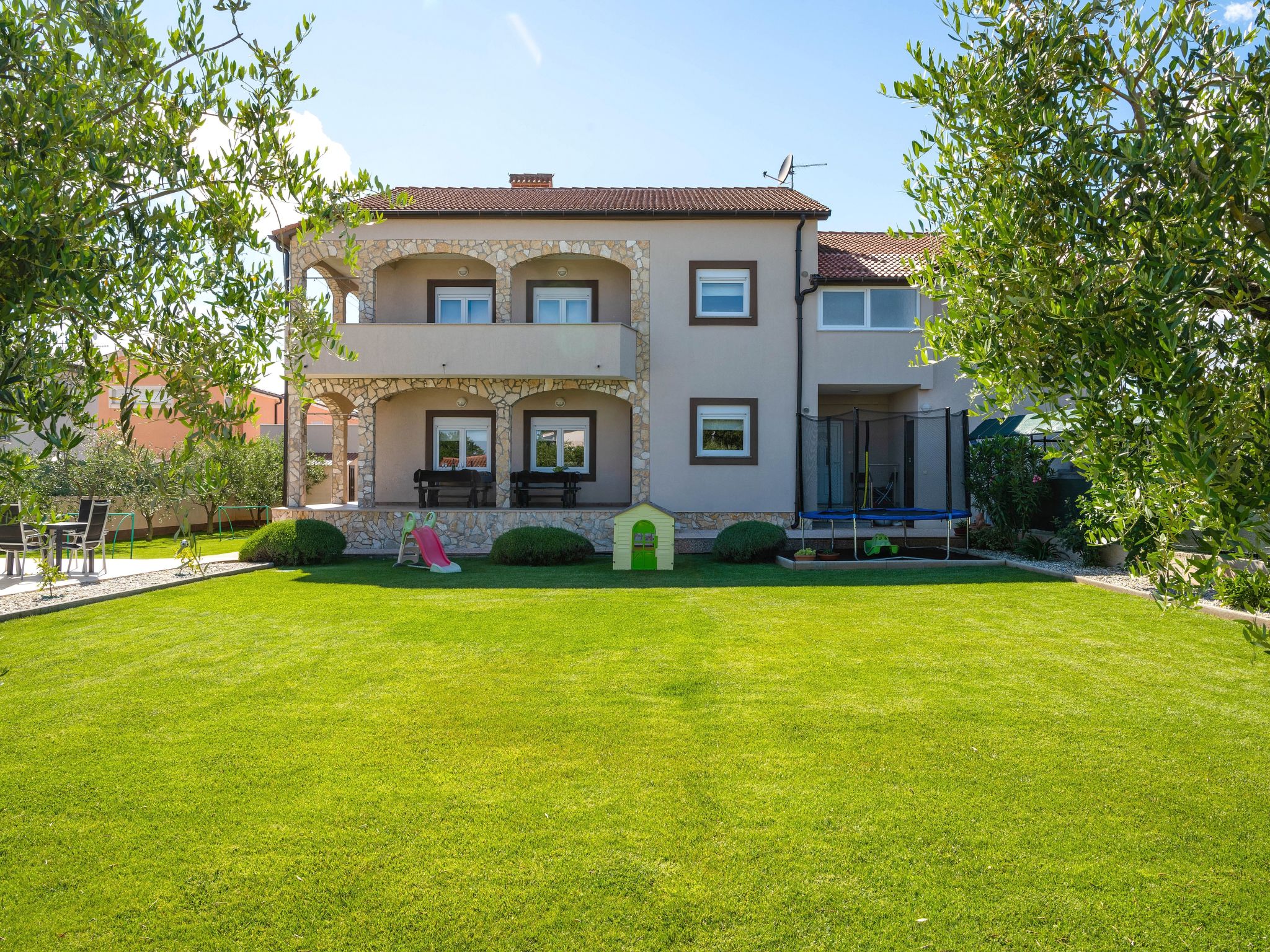 Schöne Villa in ruhiger Stadt mit Pool und BBQ - Image-tags.info