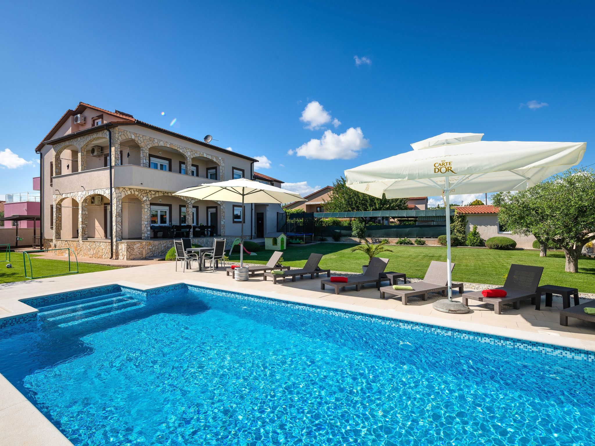Schöne Villa in ruhiger Stadt mit Pool und BBQ - Image-tags.info