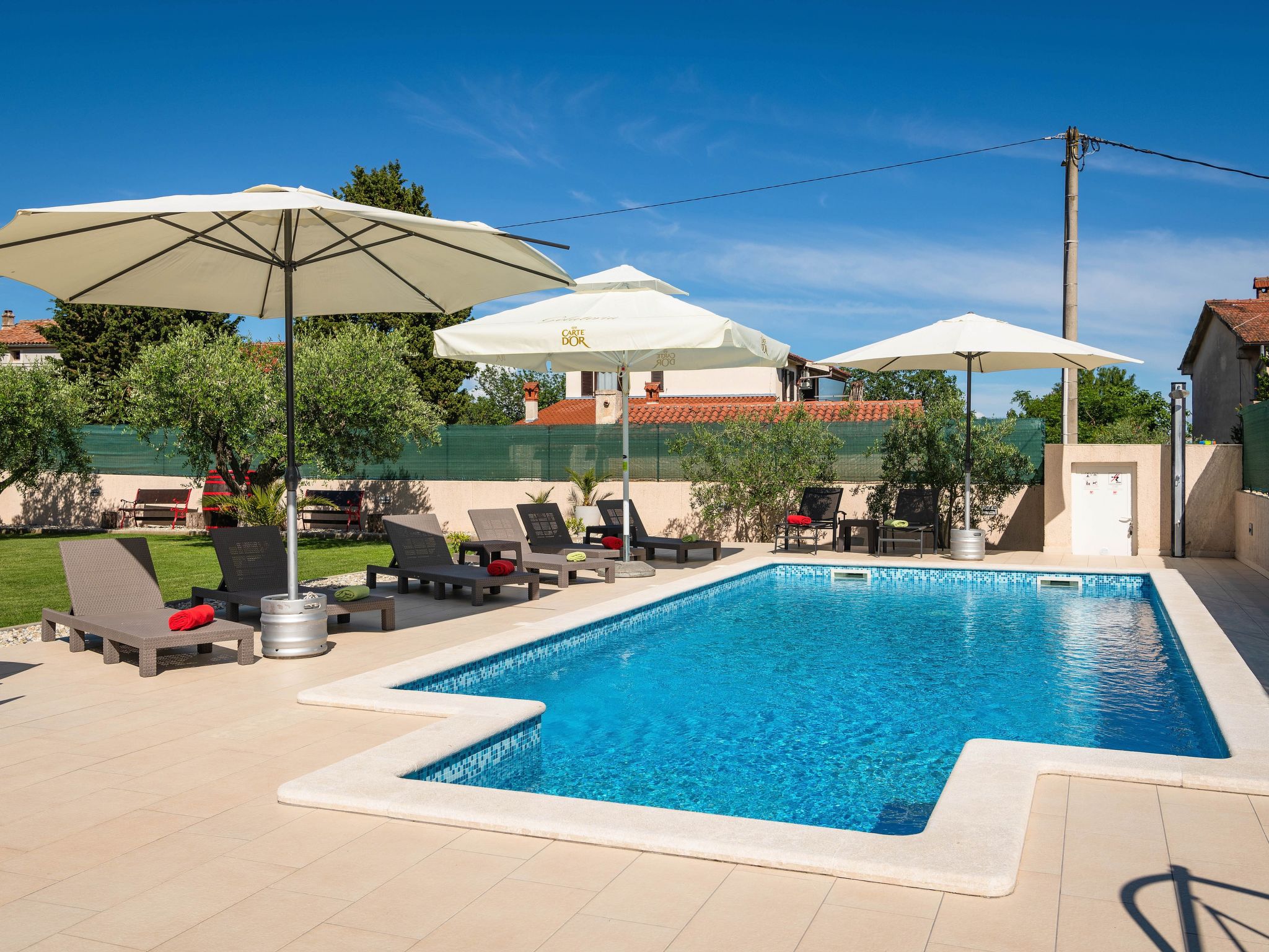 Schöne Villa in ruhiger Stadt mit Pool und BBQ - Image-tags.info