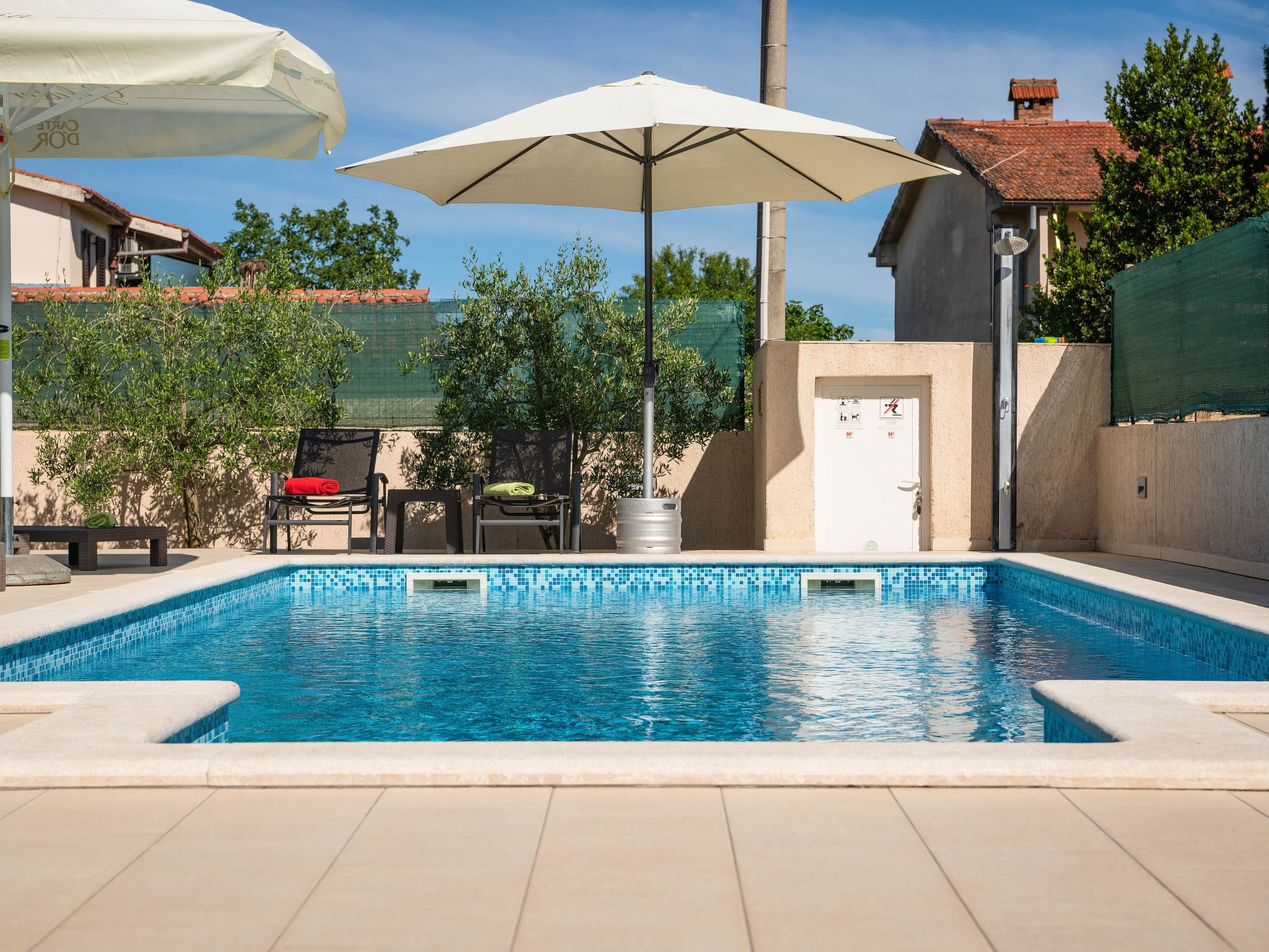 Schöne Villa in ruhiger Stadt mit Pool und BBQ - Image-tags.info