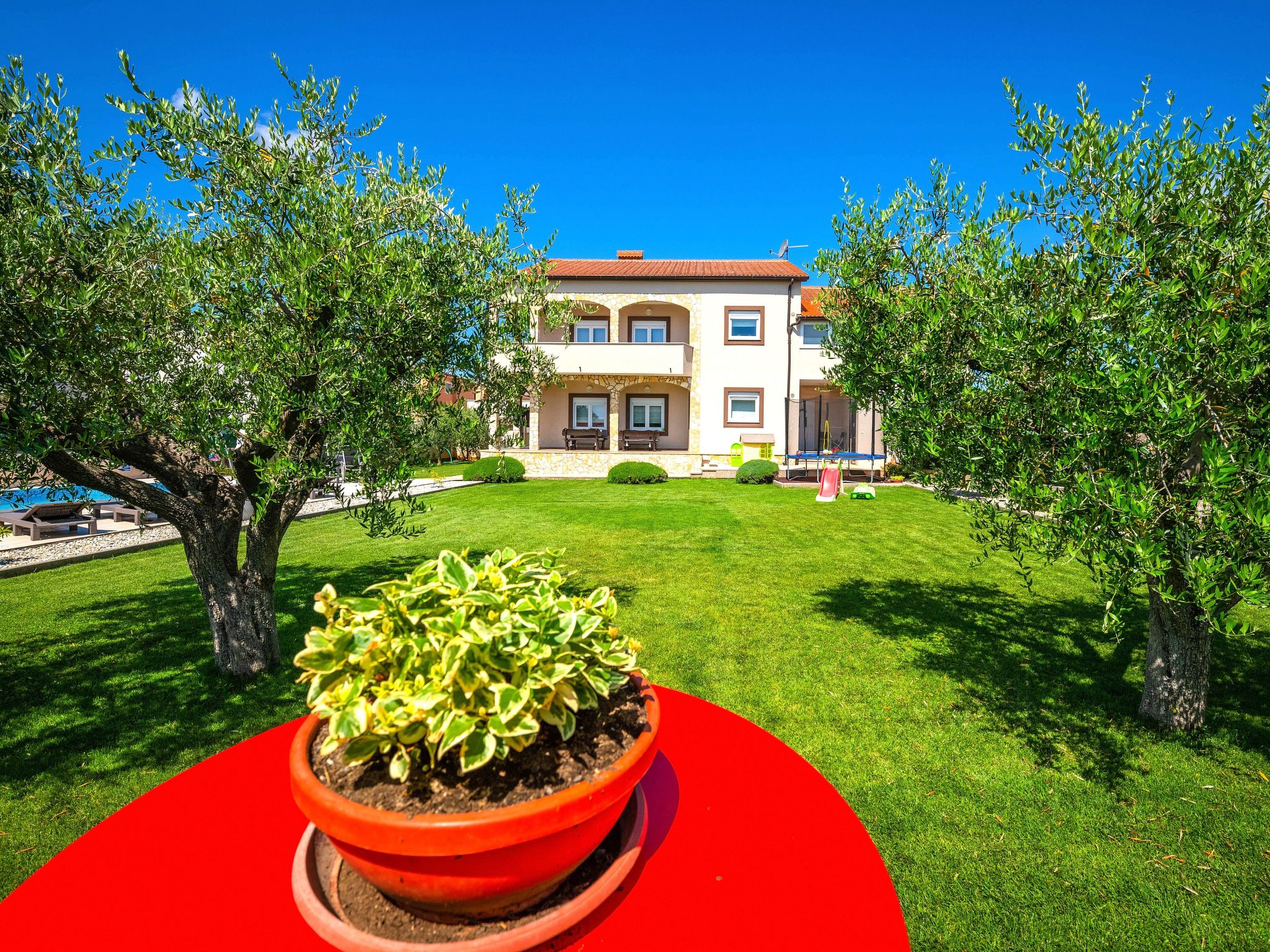 Schöne Villa in ruhiger Stadt mit Pool und BBQ - Image-tags.info