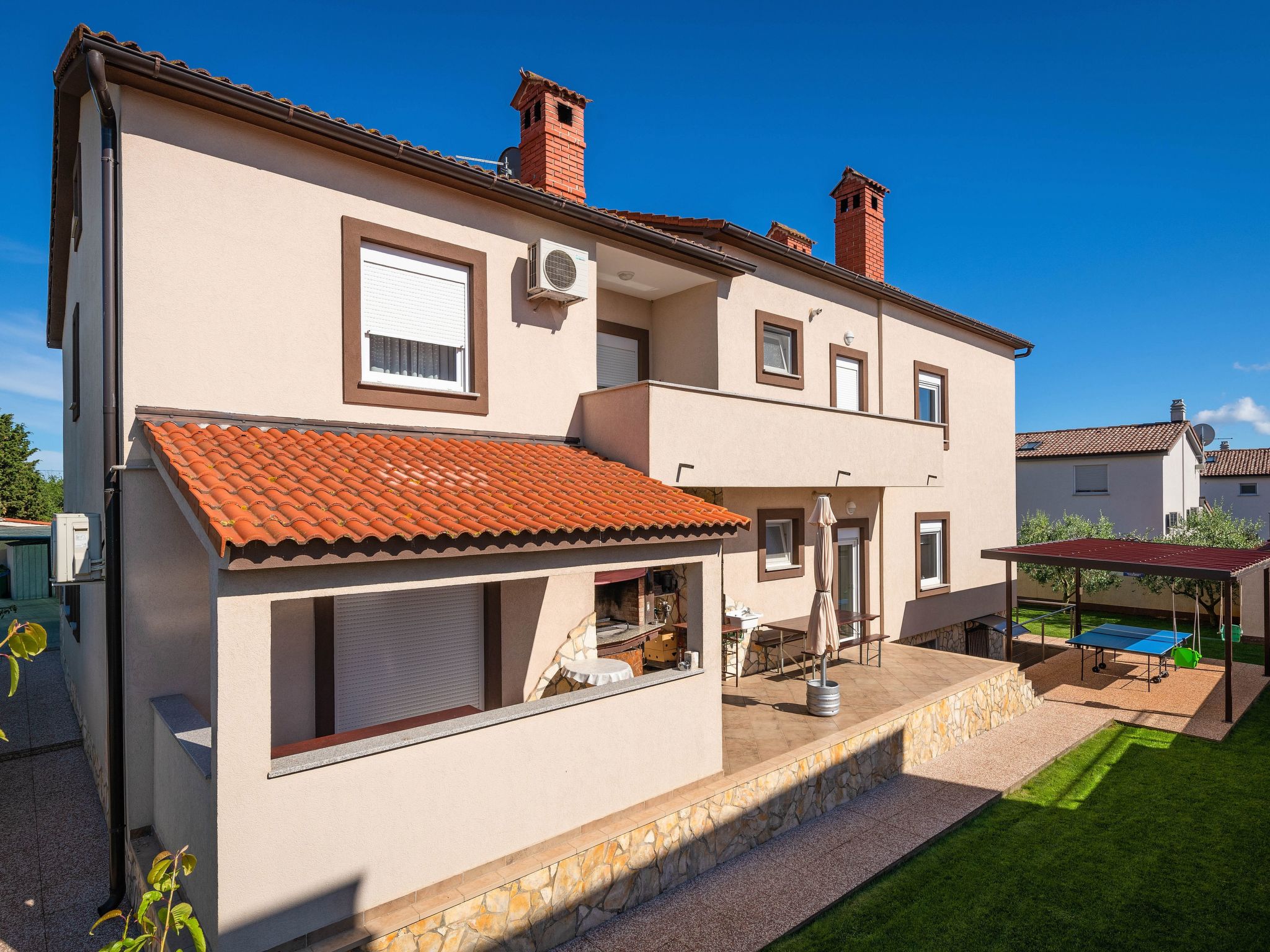 Schöne Villa in ruhiger Stadt mit Pool und BBQ - Image-tags.info