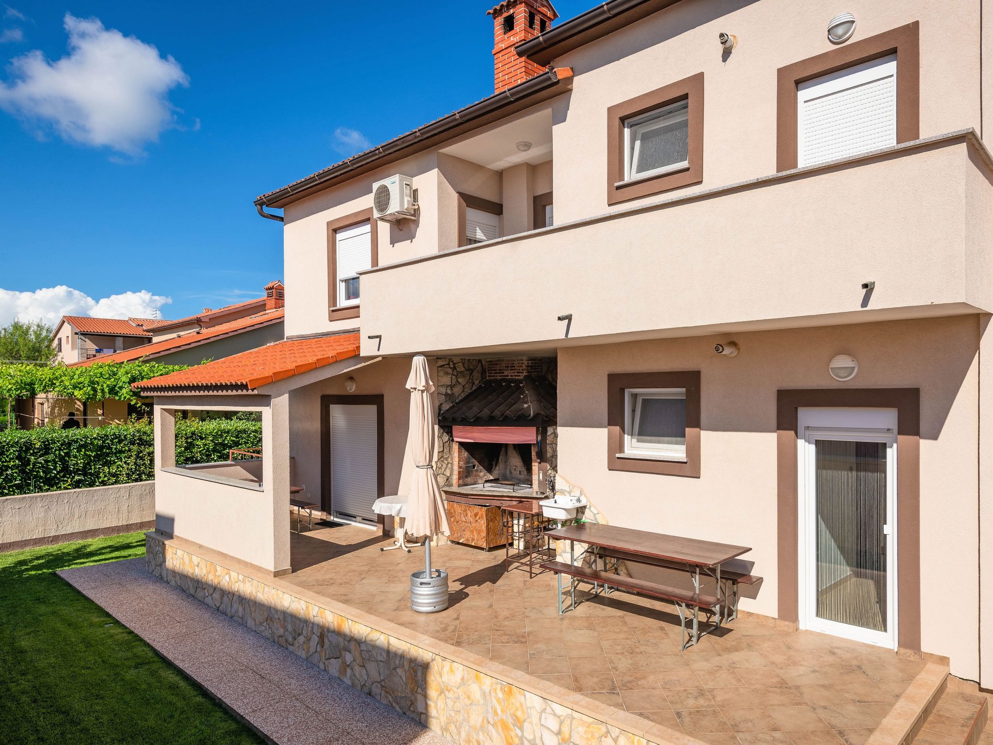 Schöne Villa in ruhiger Stadt mit Pool und BBQ - Image-tags.info