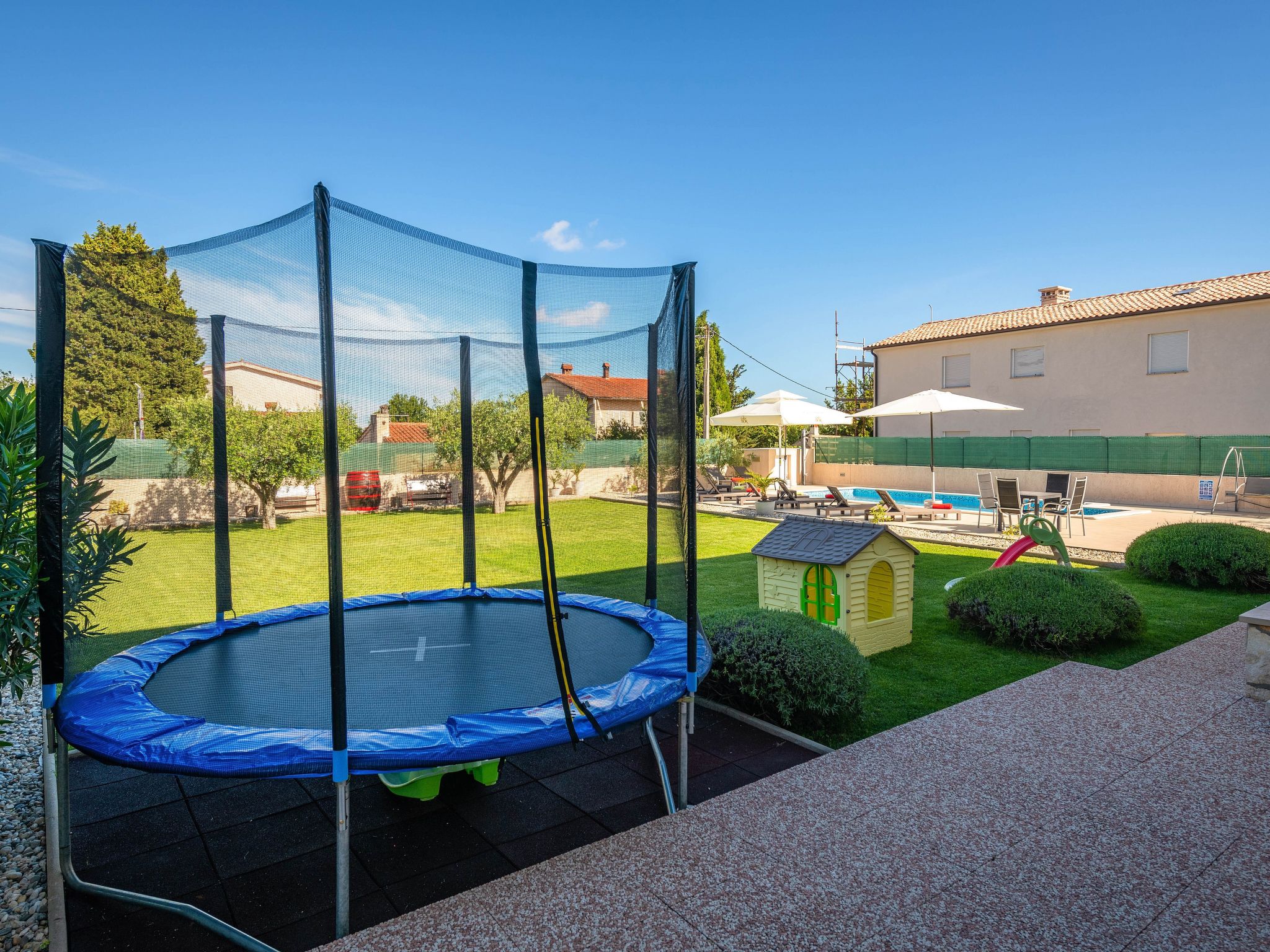 Schöne Villa in ruhiger Stadt mit Pool und BBQ - Image-tags.info
