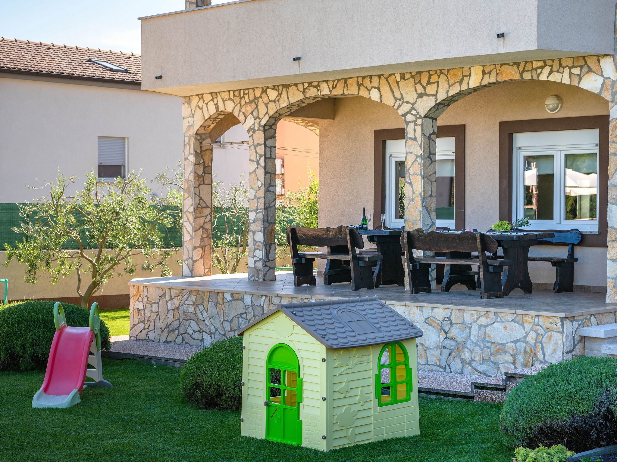 Schöne Villa in ruhiger Stadt mit Pool und BBQ - Image-tags.info