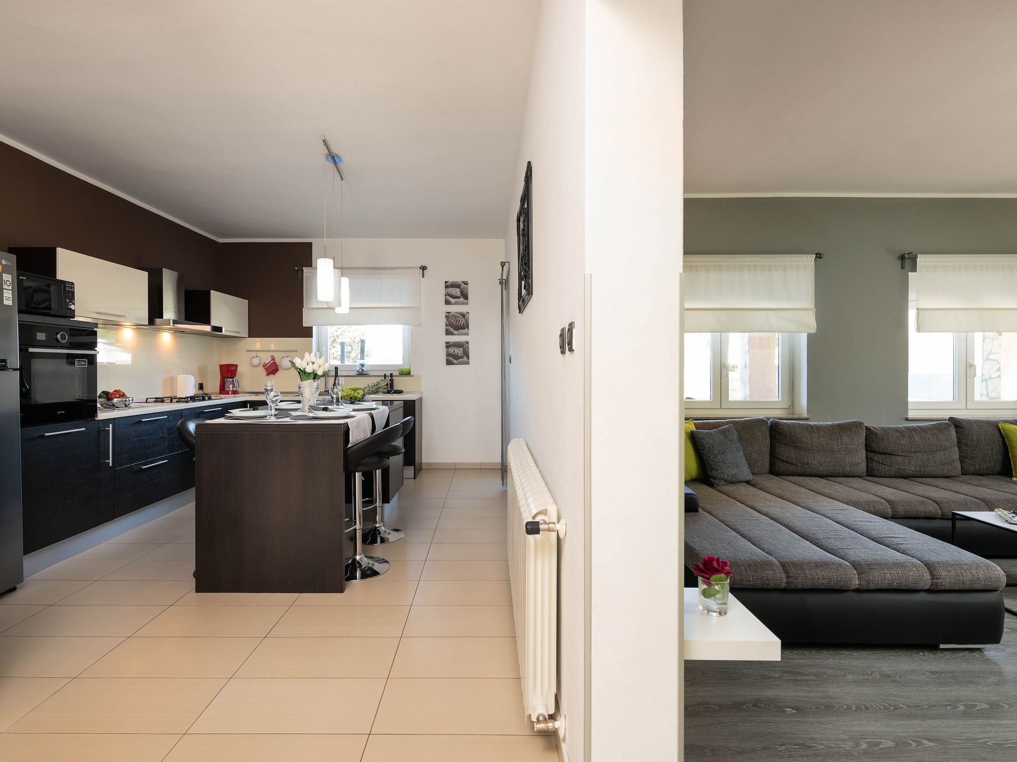 Schöne Villa in ruhiger Stadt mit Pool und BBQ - Image-tags.info