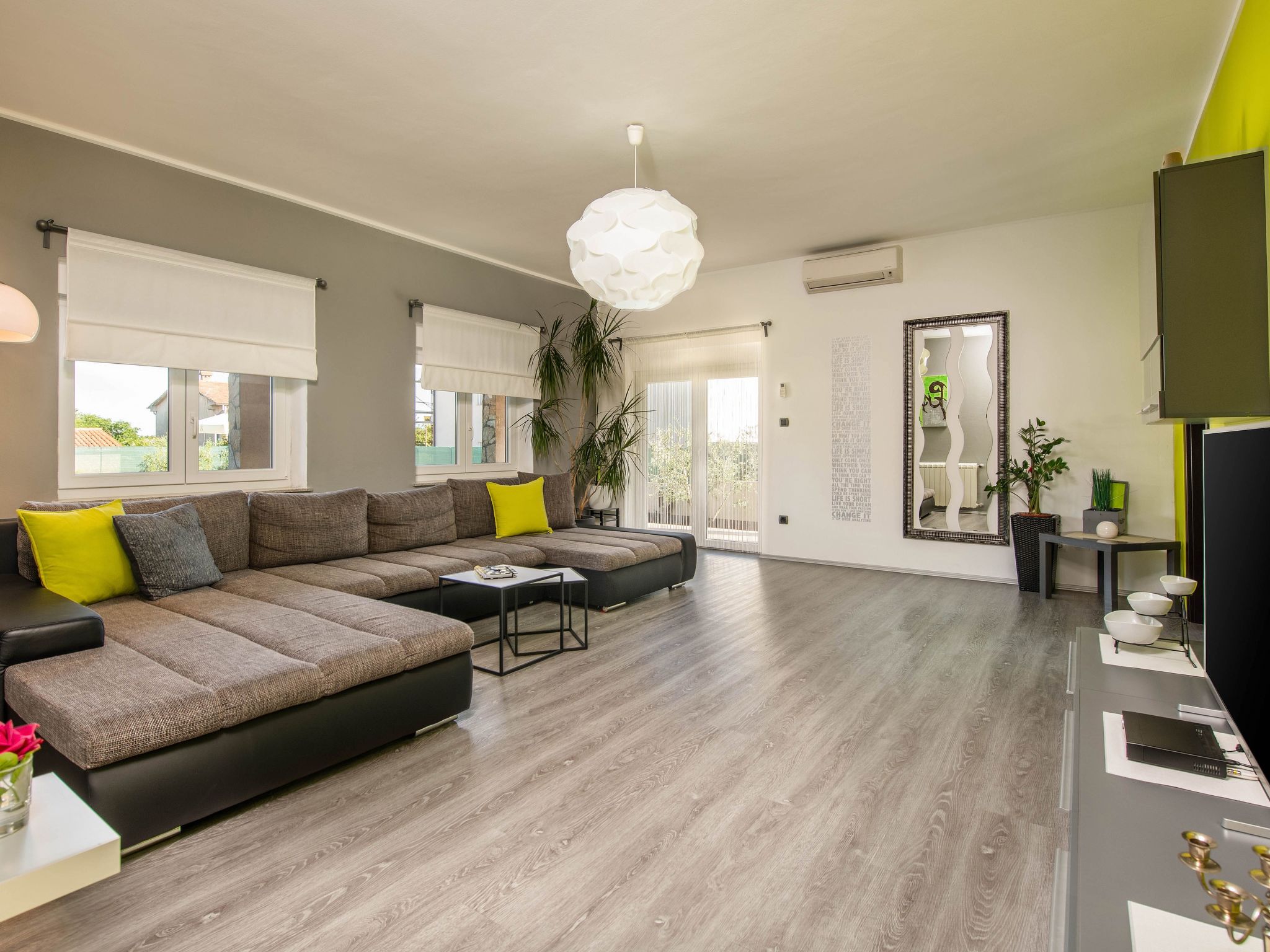 Schöne Villa in ruhiger Stadt mit Pool und BBQ - Image-tags.info