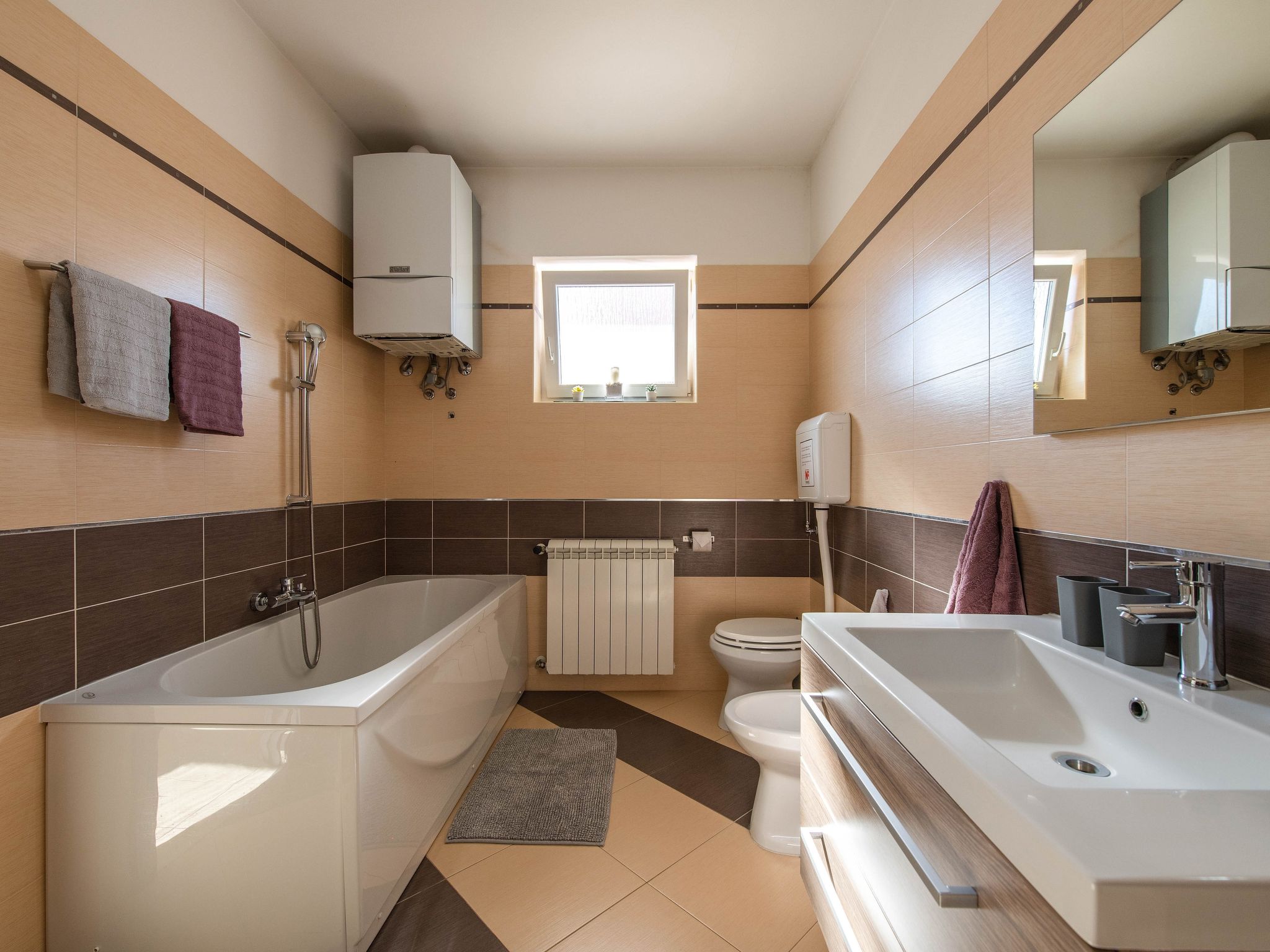 Schöne Villa in ruhiger Stadt mit Pool und BBQ - Image-tags.info