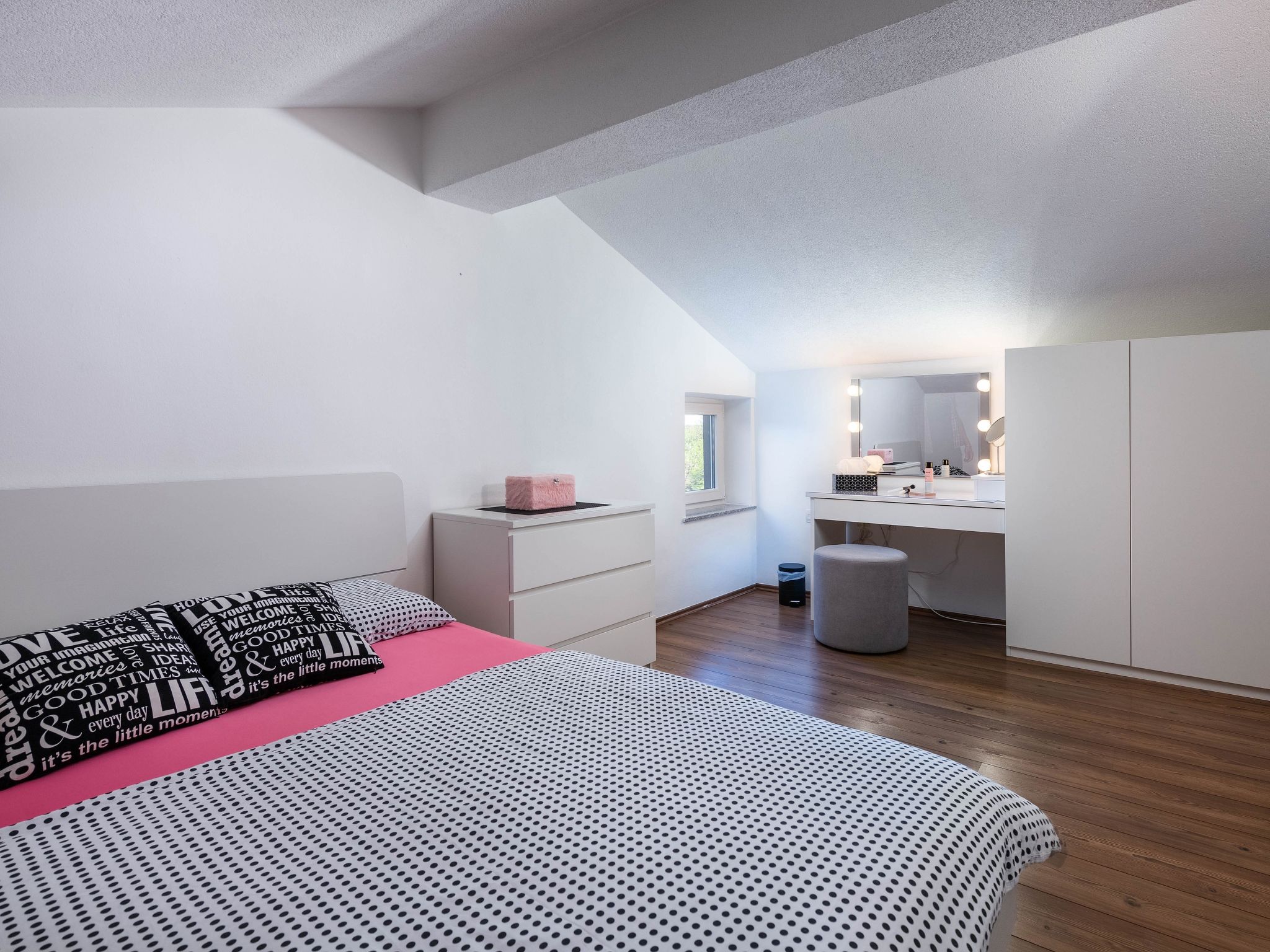 Schöne Villa in ruhiger Stadt mit Pool und BBQ - Image-tags.info