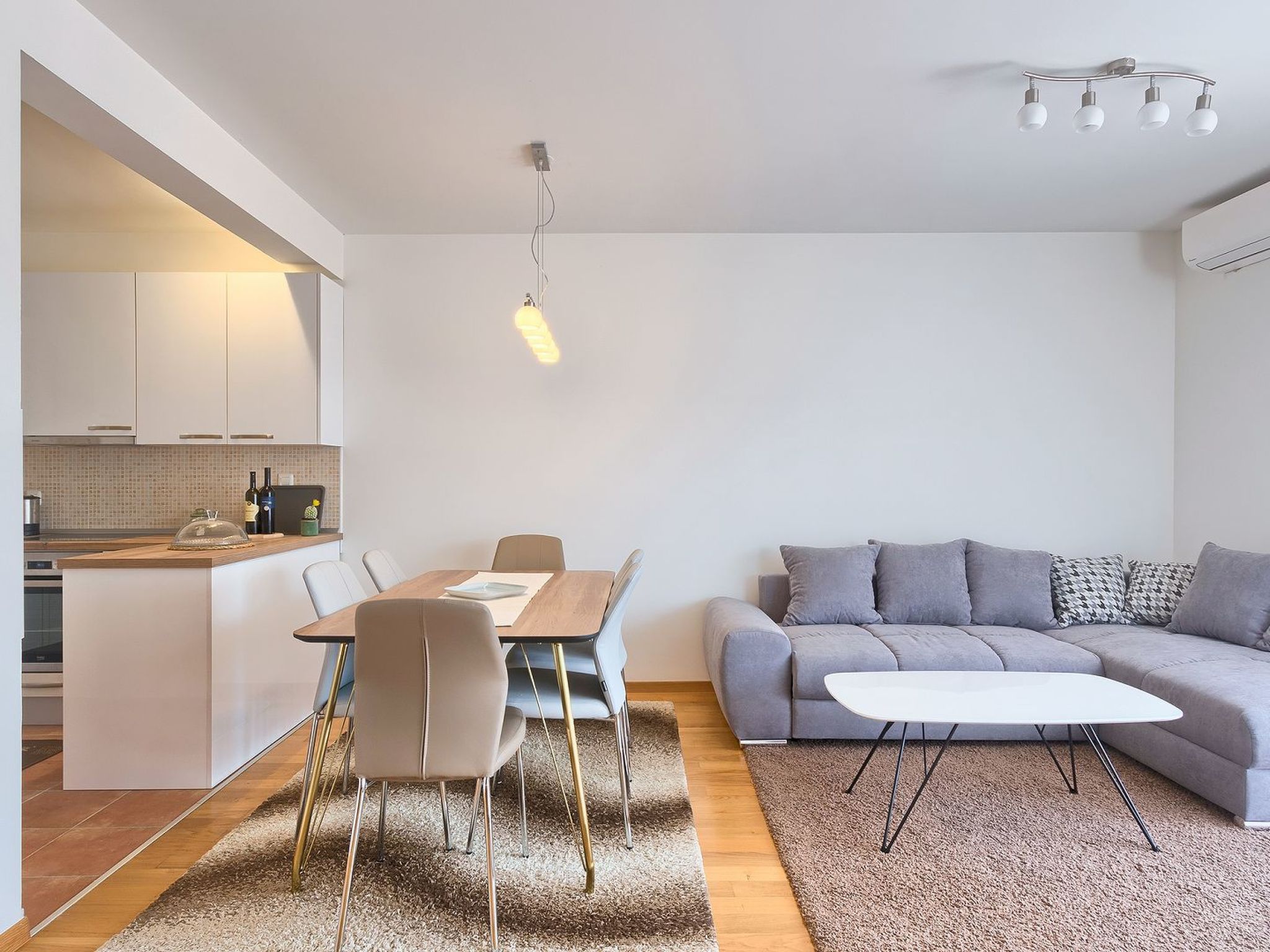 Mara spacious apartment with pool - Inside