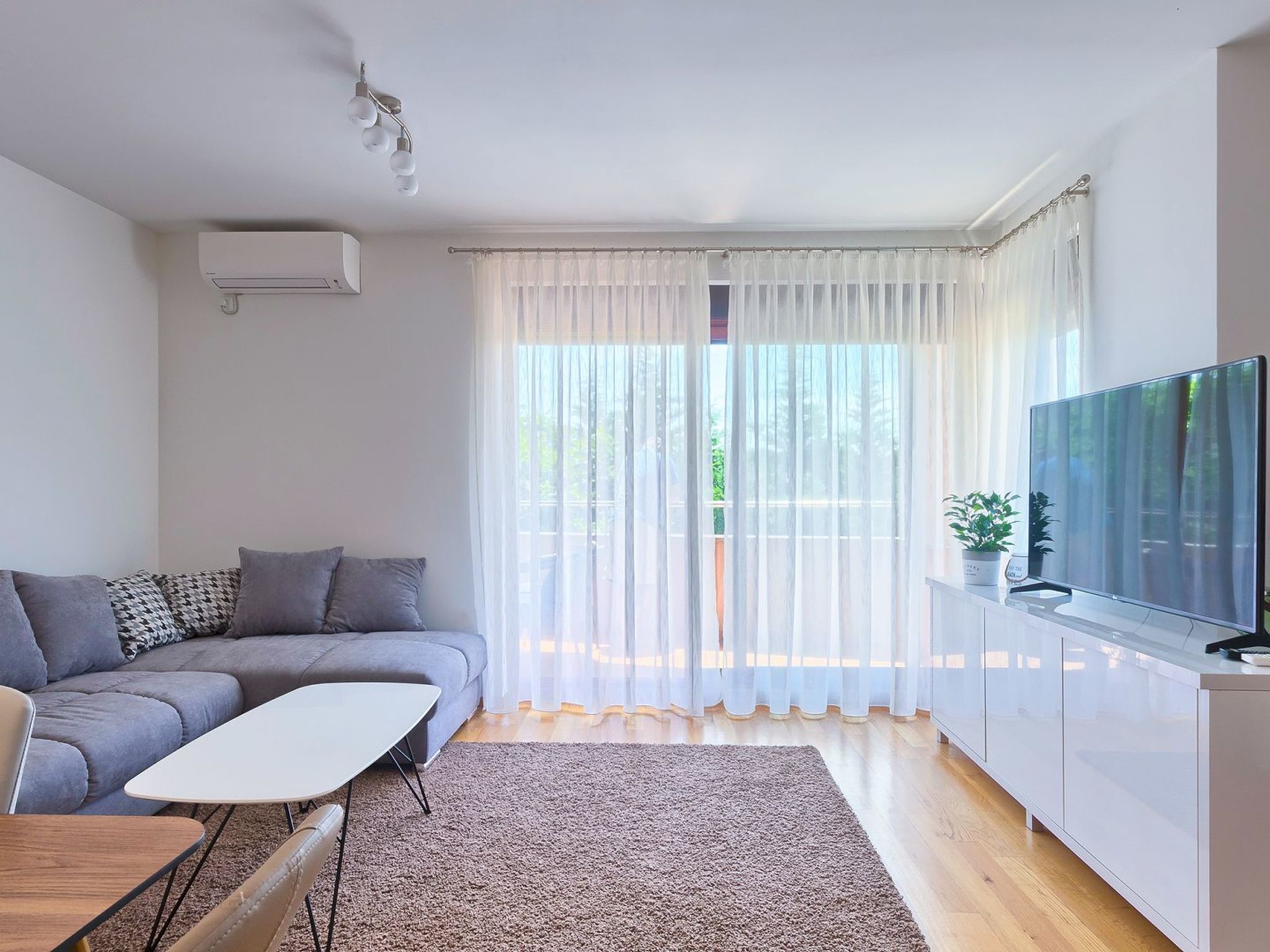 Mara spacious apartment with pool - Inside