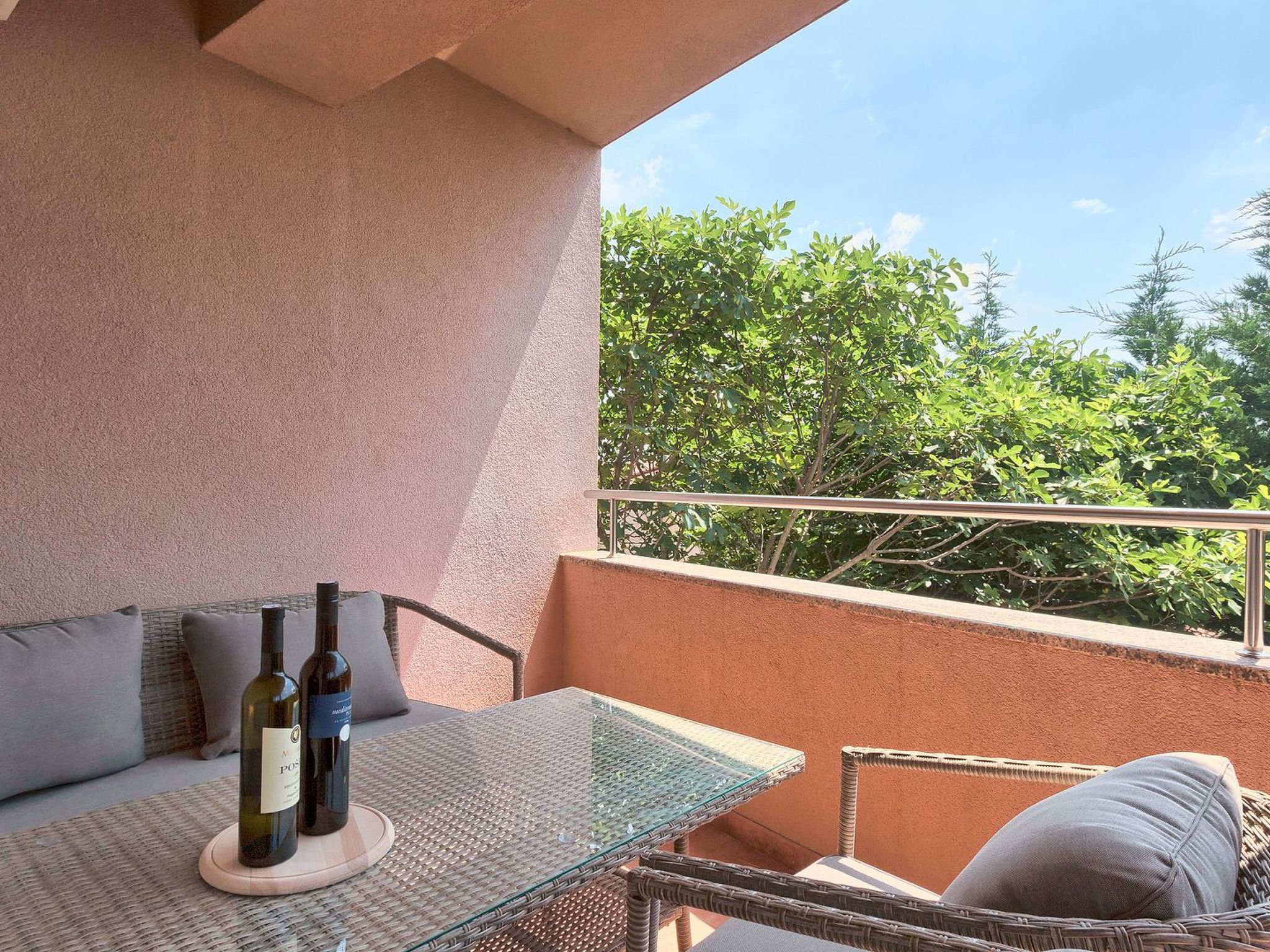 Mara spacious apartment with pool