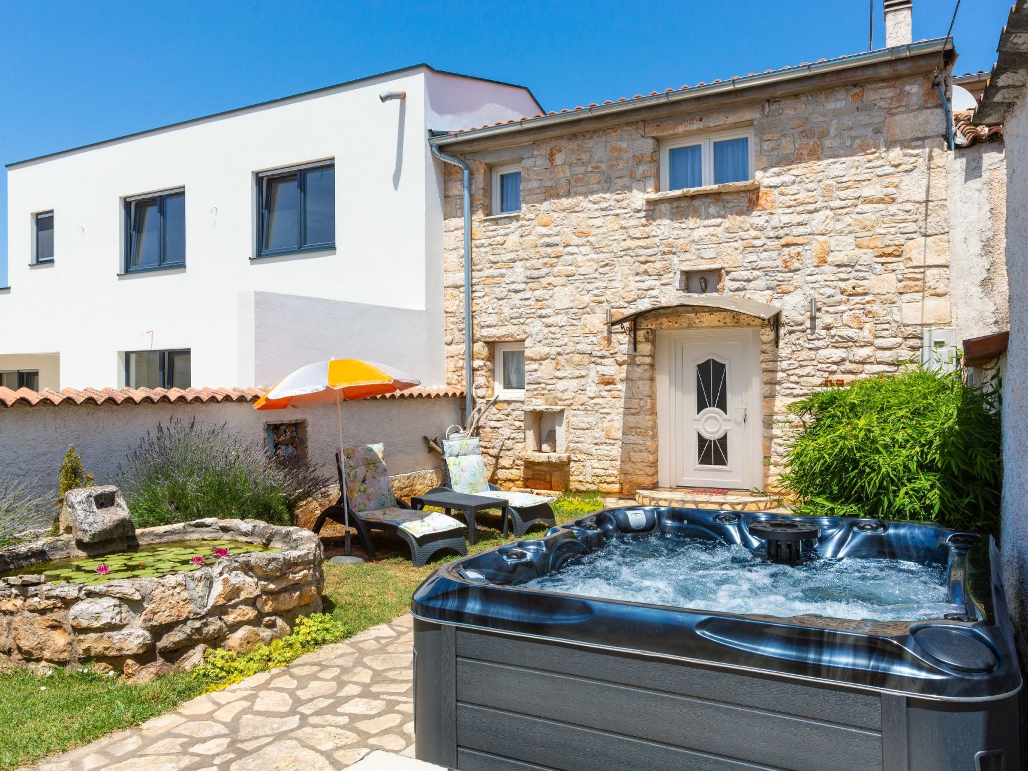 Vakantiehuis met omheinde tuin in Divsici (Kroatië) 1 hond is welkom