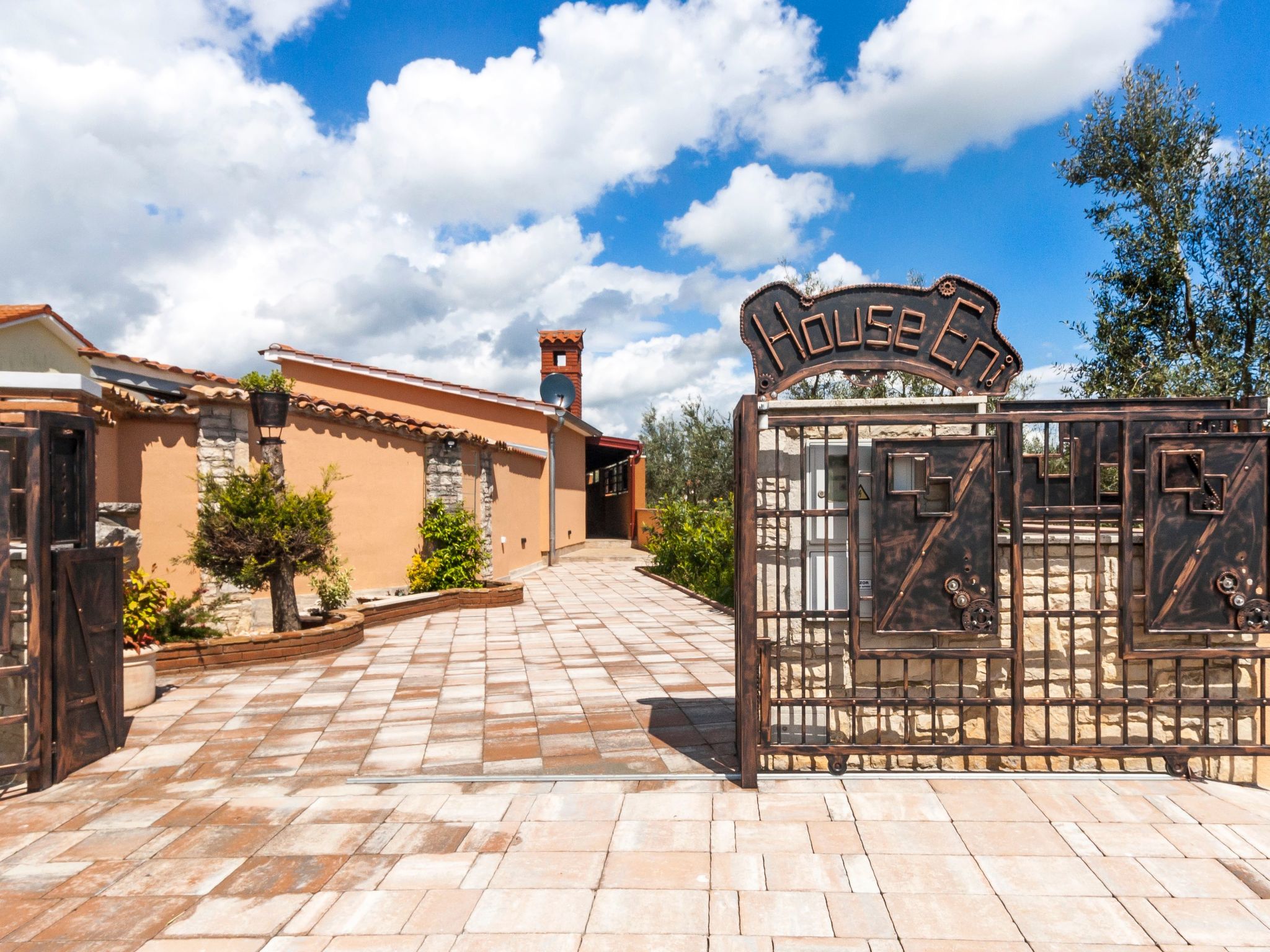 Haus im Industriestil Eni mit privatem Parkplatz-Binnen