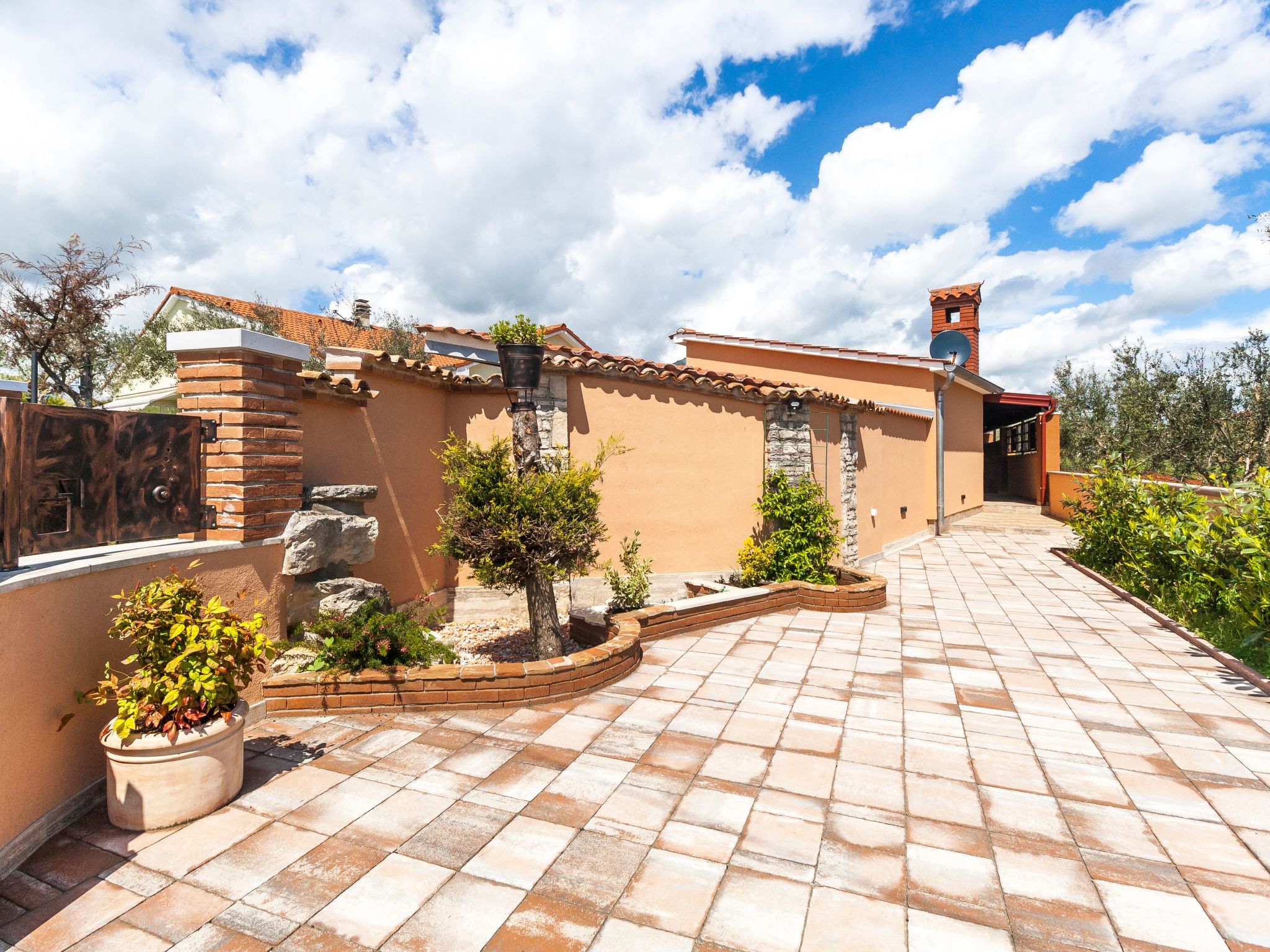 Haus im Industriestil Eni mit privatem Parkplatz-Binnen