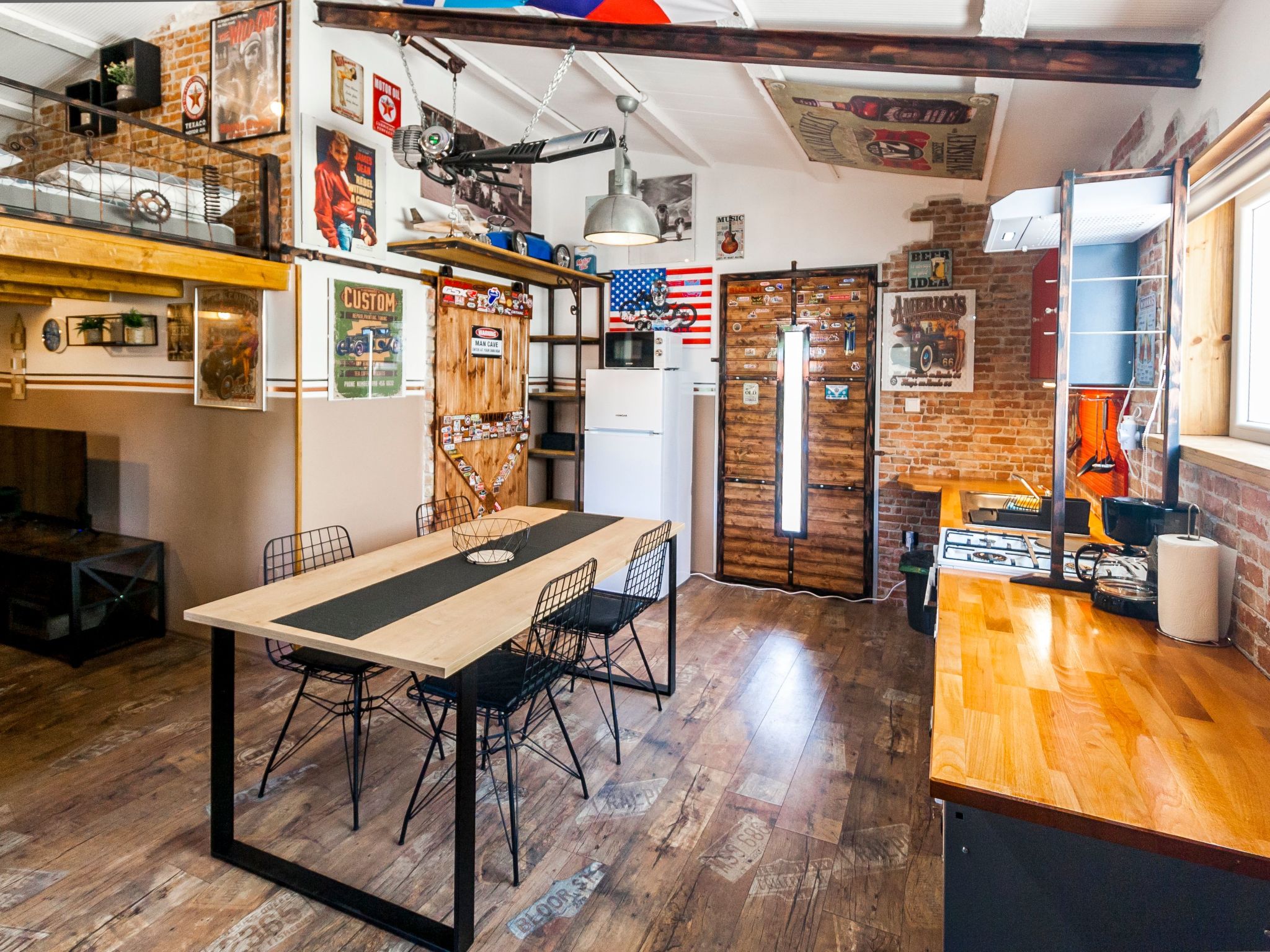 Haus im Industriestil Eni mit privatem Parkplatz-Binnen