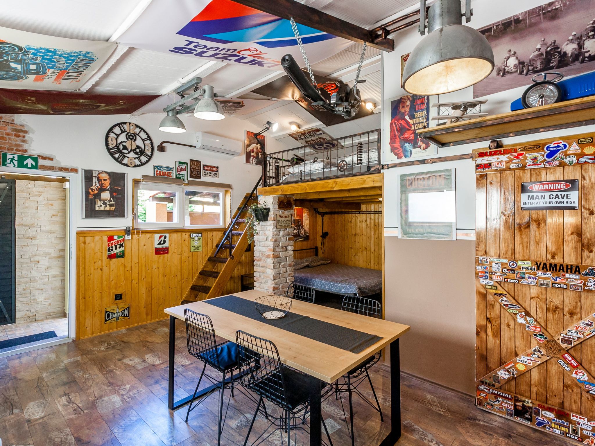 Haus im Industriestil Eni mit privatem Parkplatz-Binnen