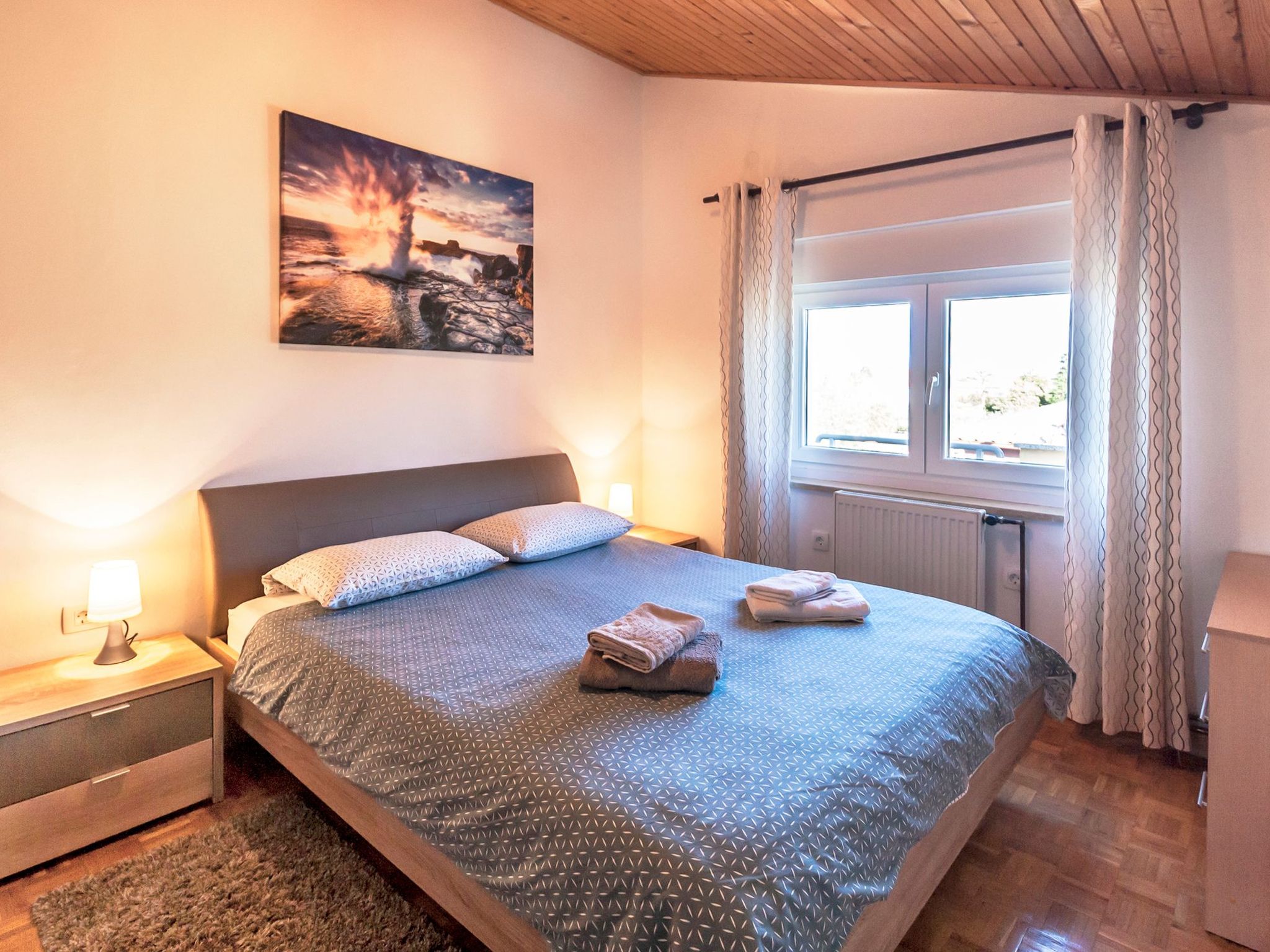 "Gortan" mit Blick auf das Wasser