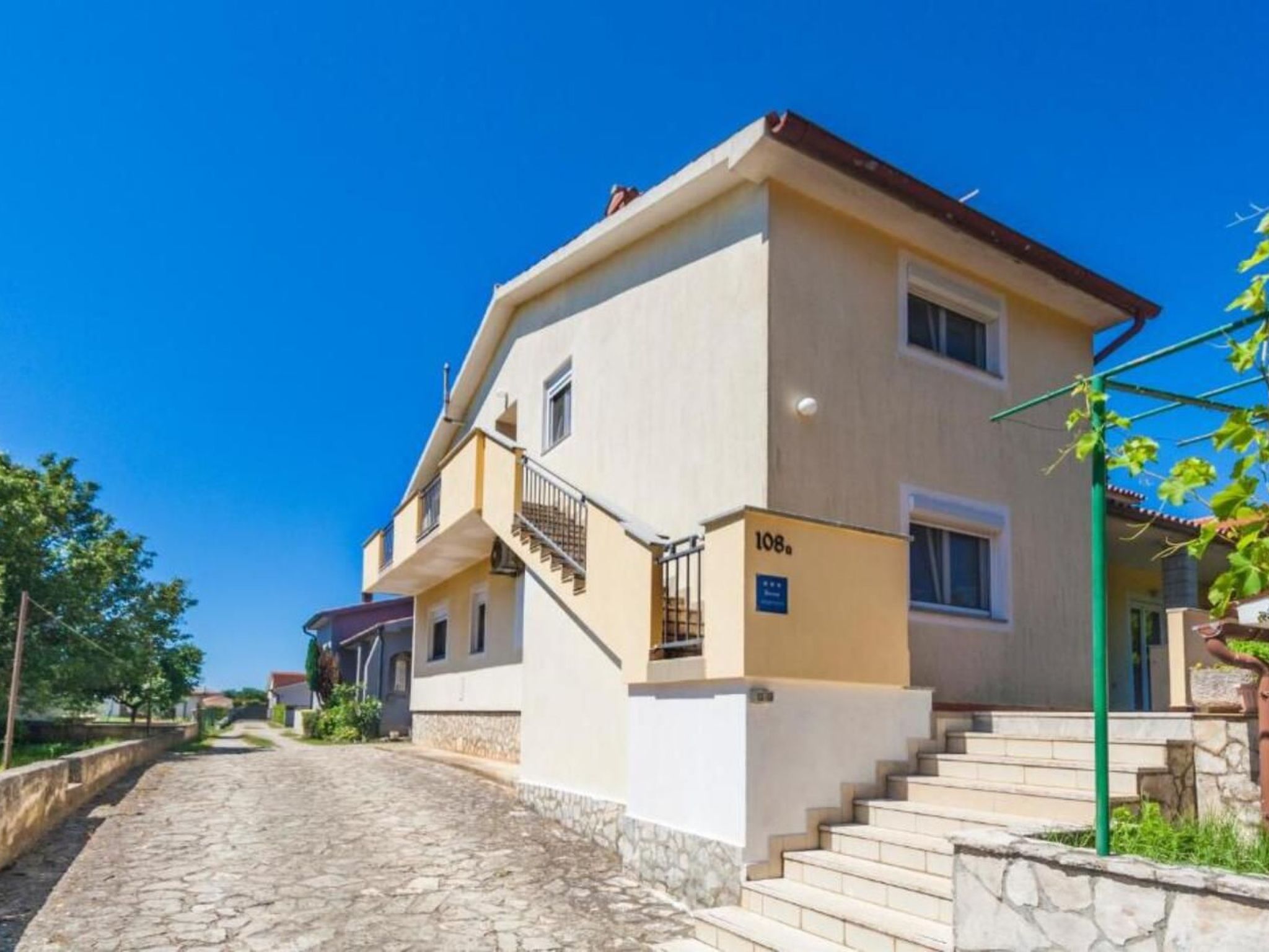 "Gortan" mit Blick auf das Wasser