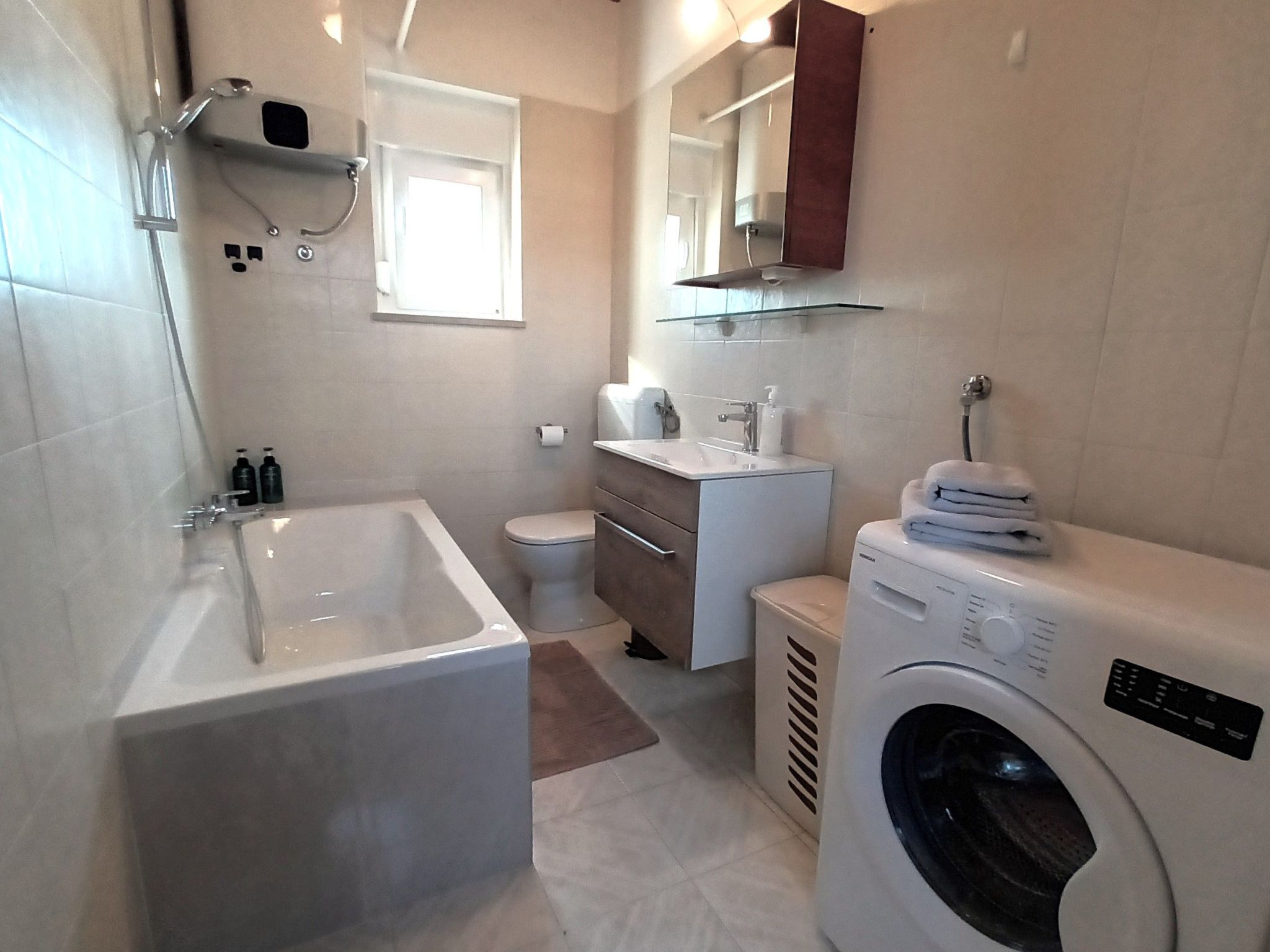 "Gortan" mit Blick auf das Wasser-Image-tags.info