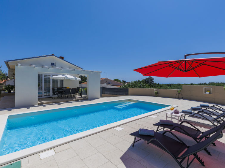 Privézwembad en rust in vakantiehuis Noce in Krnica in Krnica