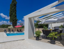 Vrijstaande vakantiewoning met privézwembad in Krnica, op 3 km van zee - thumbnail 2