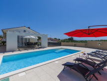 Vrijstaande vakantiewoning met privézwembad in Krnica, op 3 km van zee - thumbnail 1