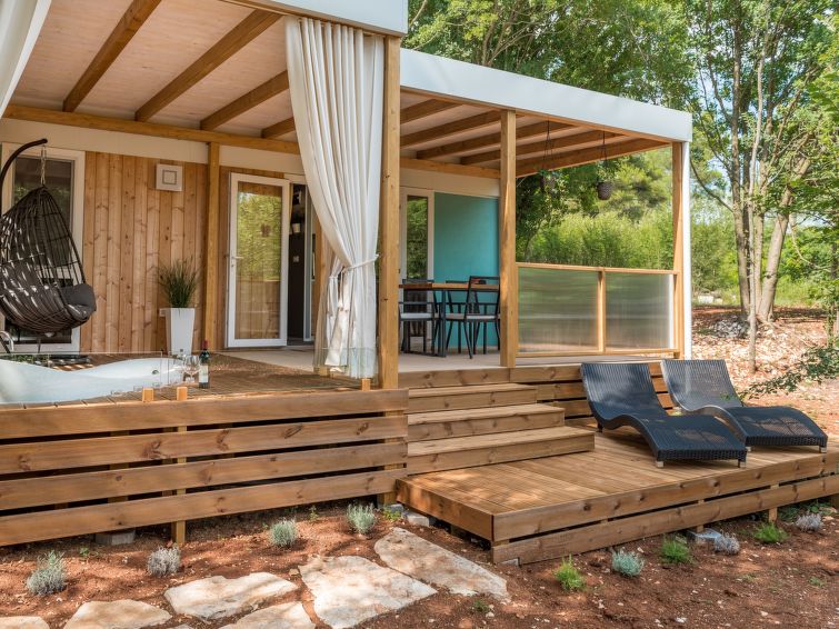 4-persoons vrijstaande bungalow in rustig Krnica in Krnica