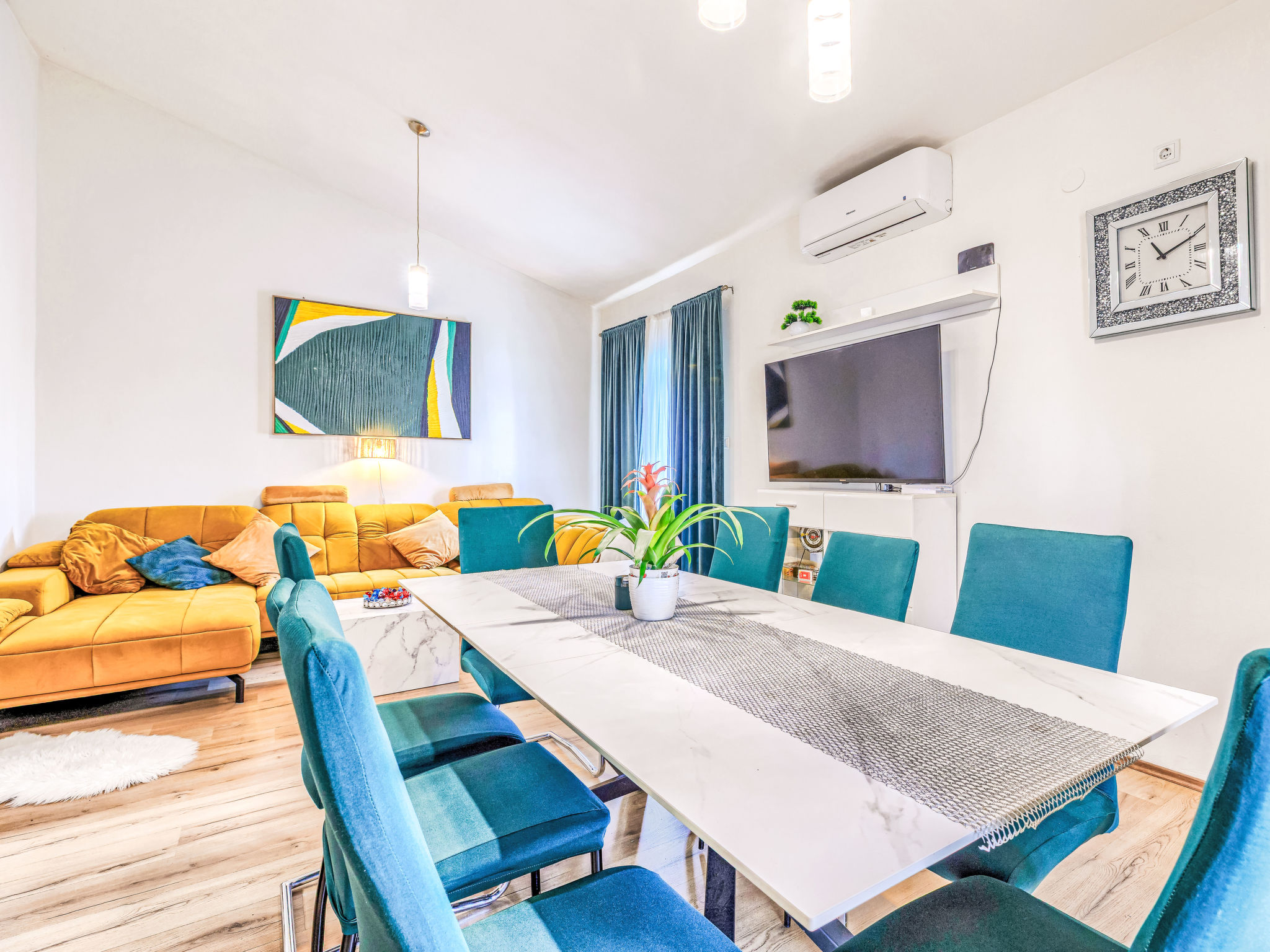 Huis 5-kamers 115 m2 op 2 verdiepingen. Woon-/eetkamer met Sat-TV (Flatscreen TV), air-conditioning. Uitgang naar het terras. 1 kamer met 1 2-pers bed (160 cm, lengte 200 cm), Sat-TV (Flatscreen TV). ..