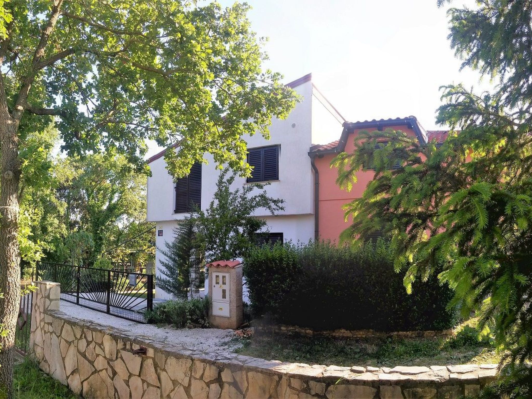 In Pavićini mit Grill, Terrasse und Garten-Image-tags.info