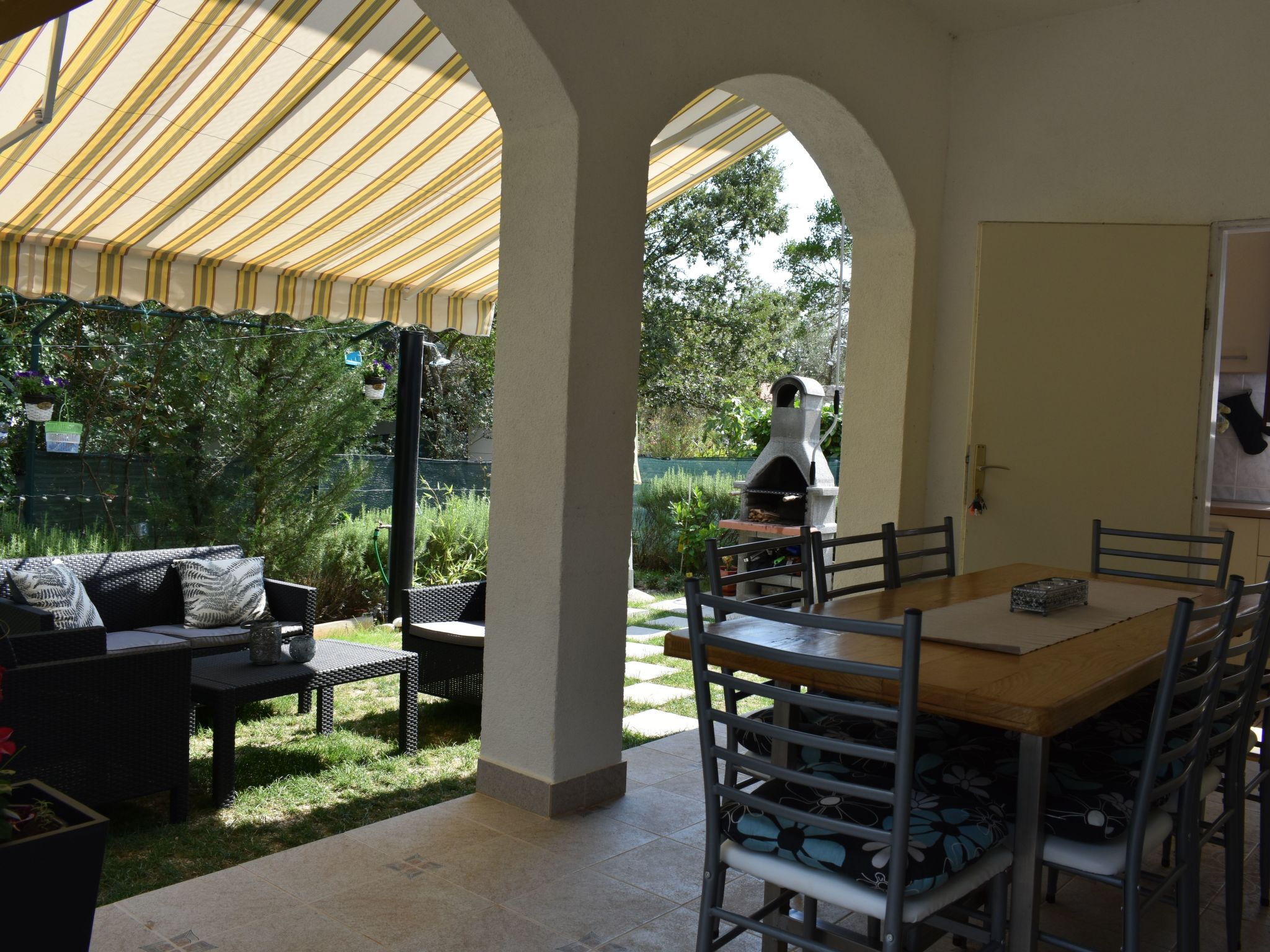 In Pavićini mit Grill, Terrasse und Garten-Image-tags.info