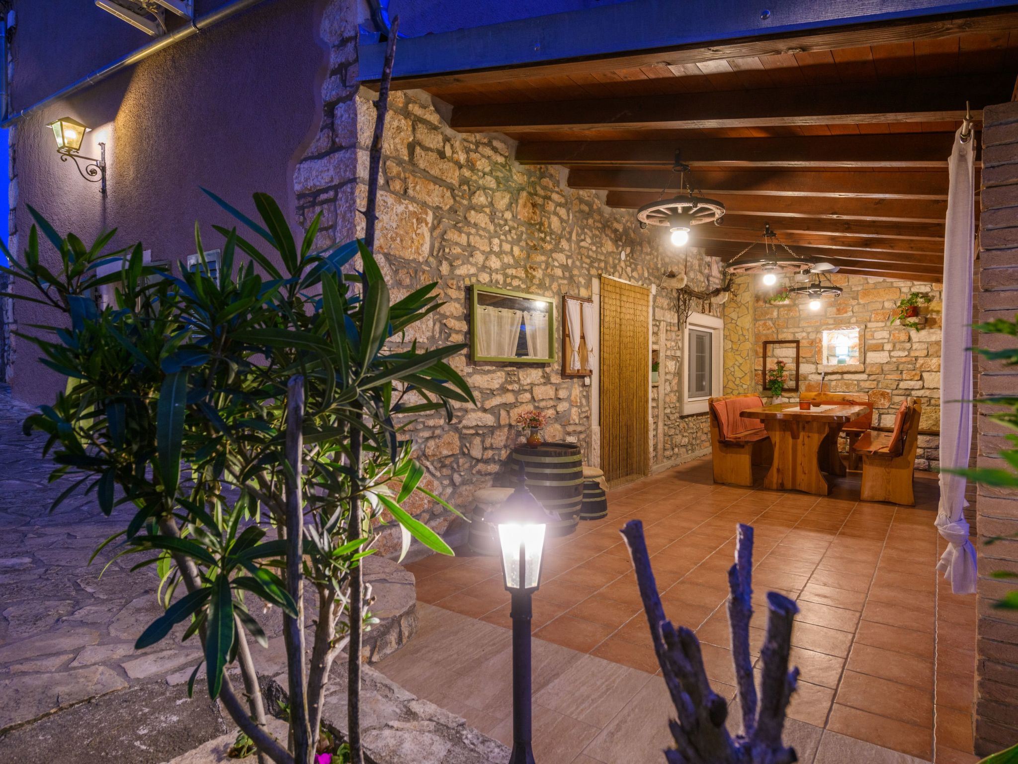 Mit Garten, Terrasse und Grill-Binnen