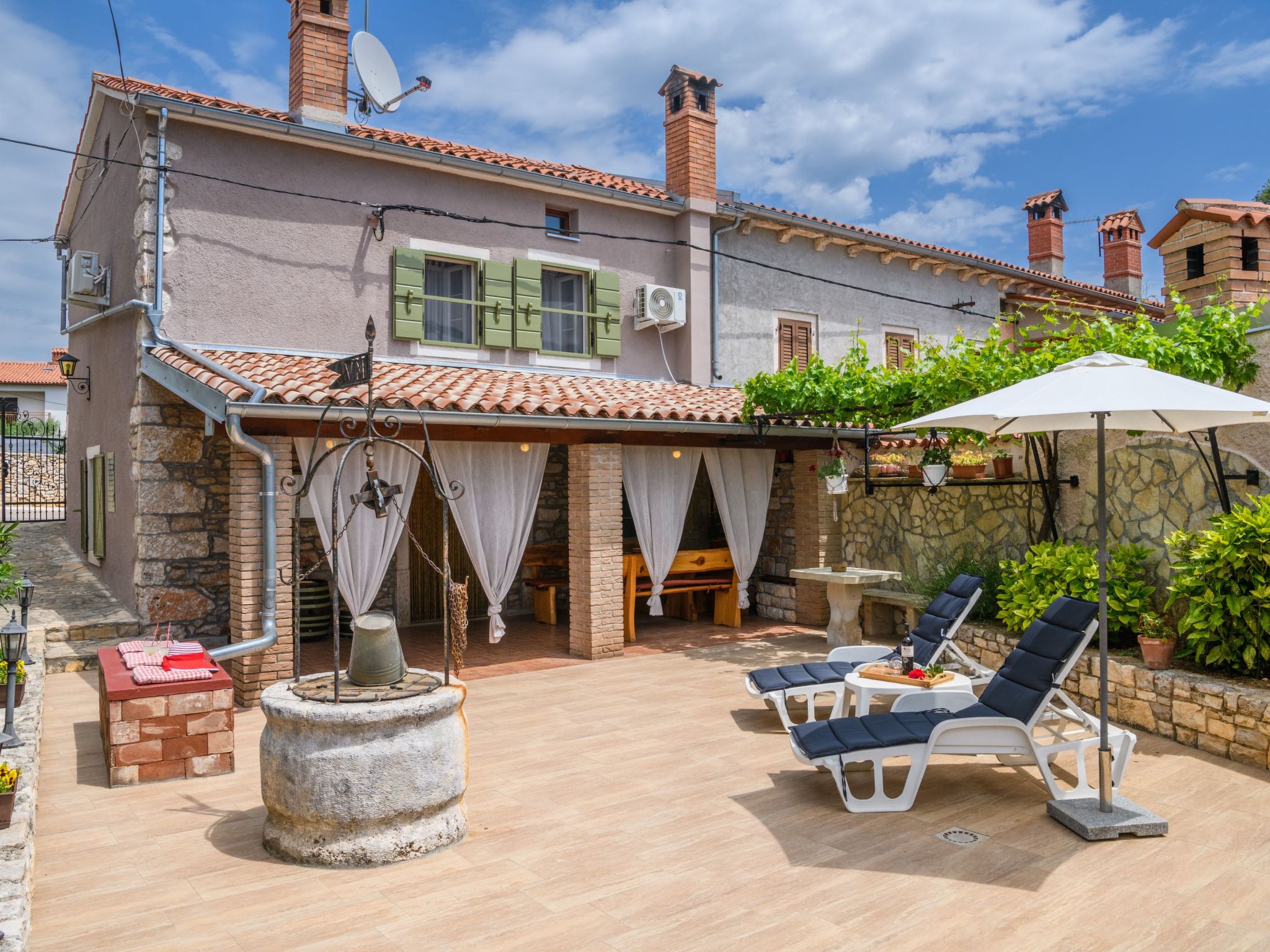 Mit Garten, Terrasse und Grill-Binnen