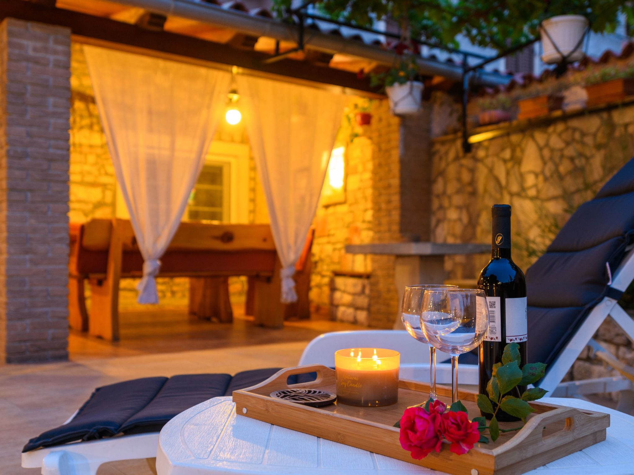 Mit Garten, Terrasse und Grill-Binnen