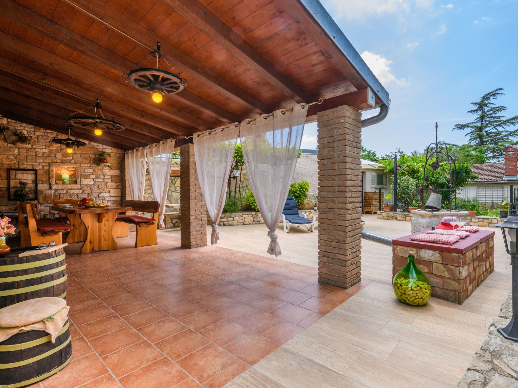 Mit Garten, Terrasse und Grill-Binnen