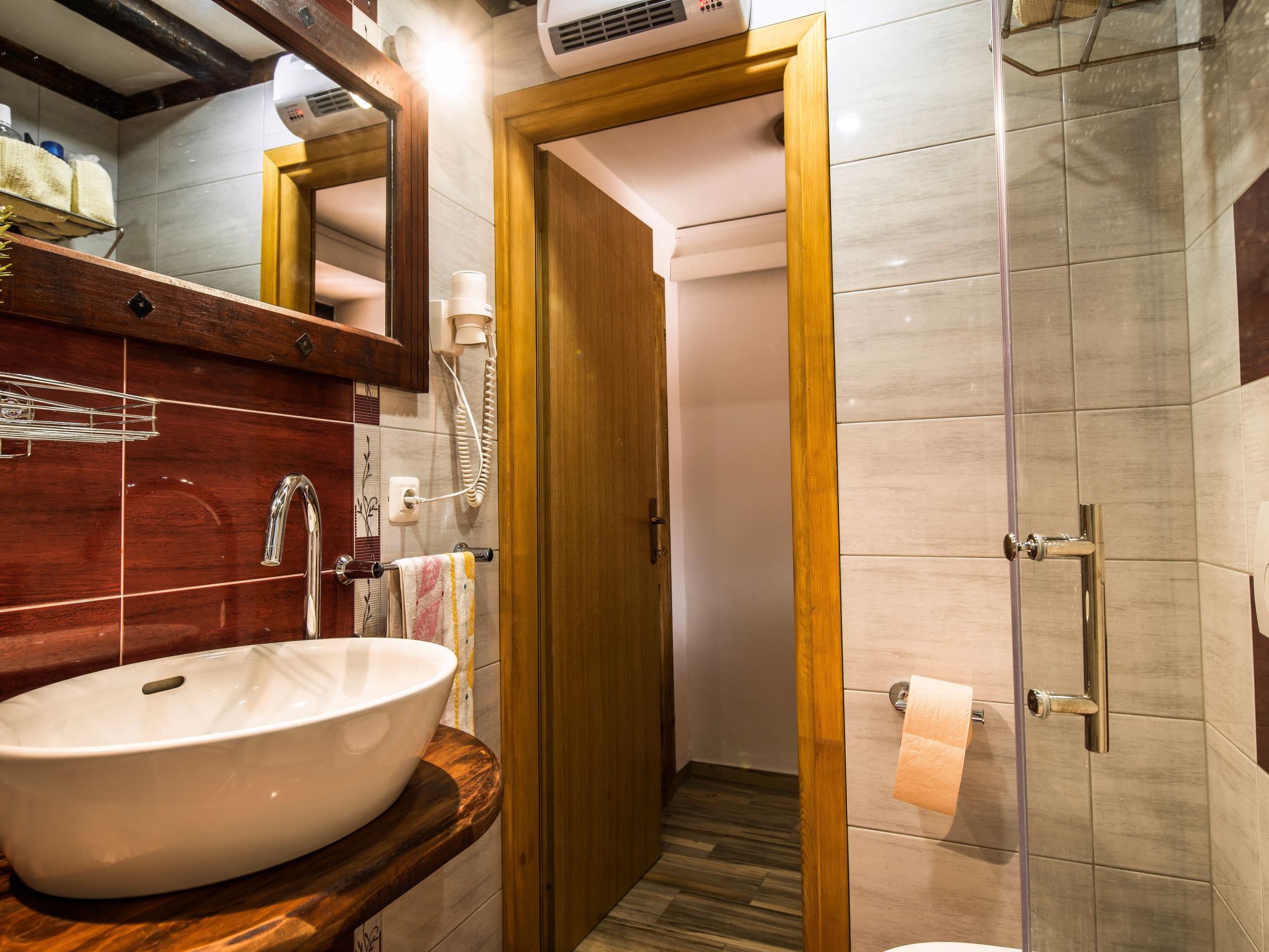 Mit Garten, Terrasse und Grill-Binnen