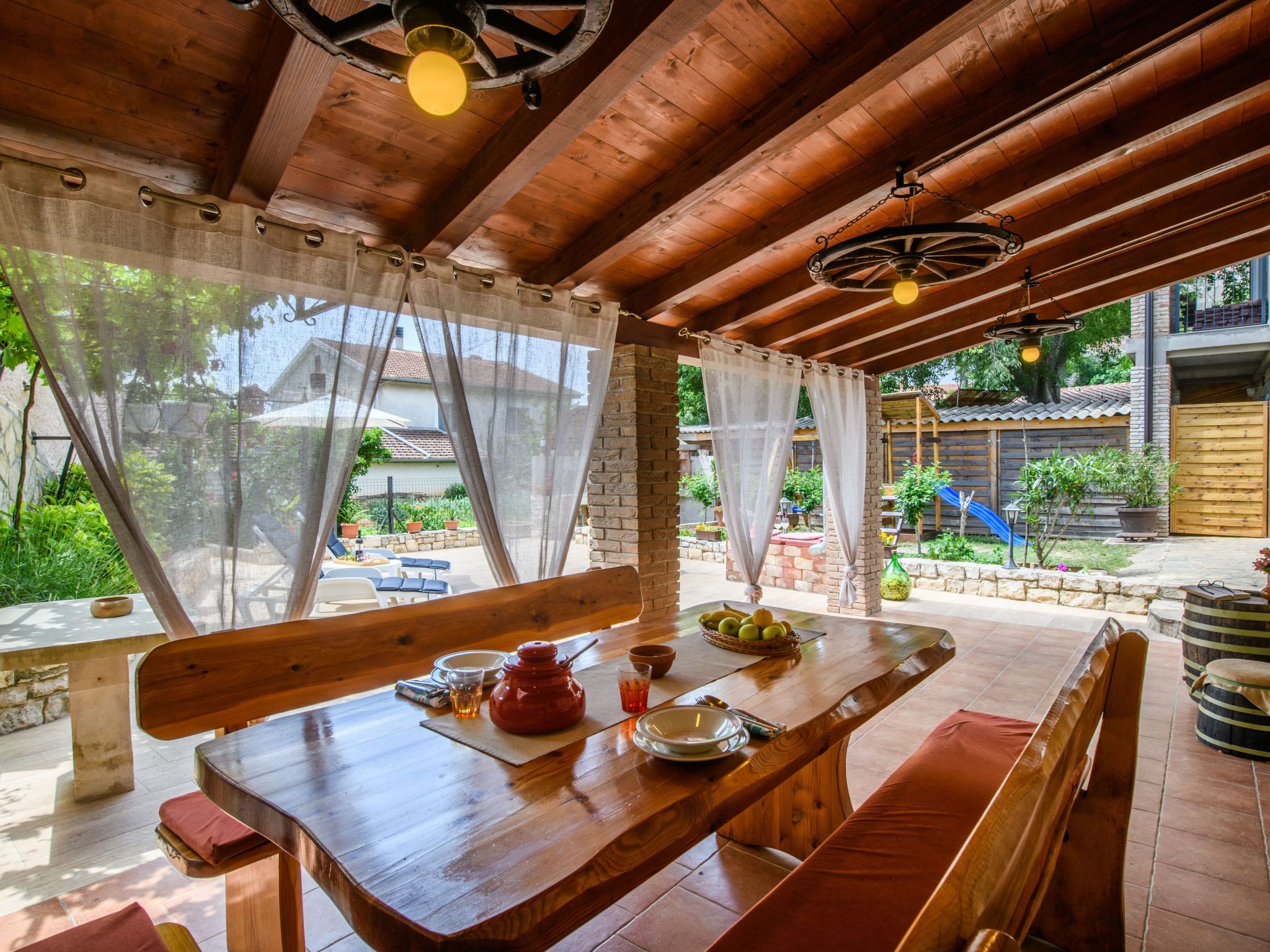 Mit Garten, Terrasse und Grill-Binnen