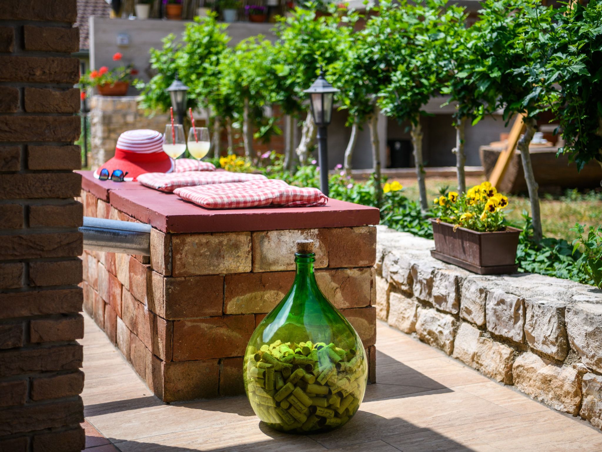 Mit Garten, Terrasse und Grill-Binnen
