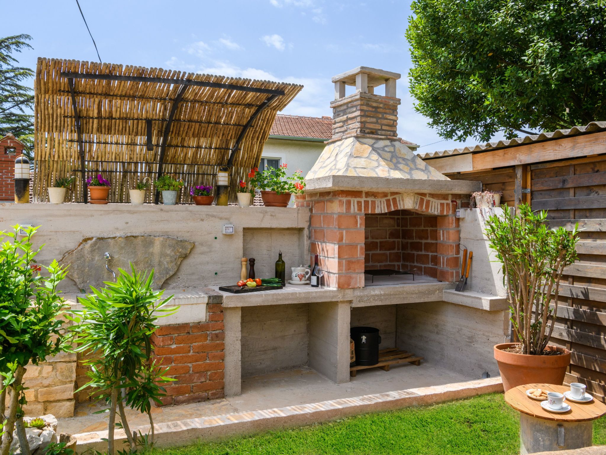 Mit Garten, Terrasse und Grill-Binnen