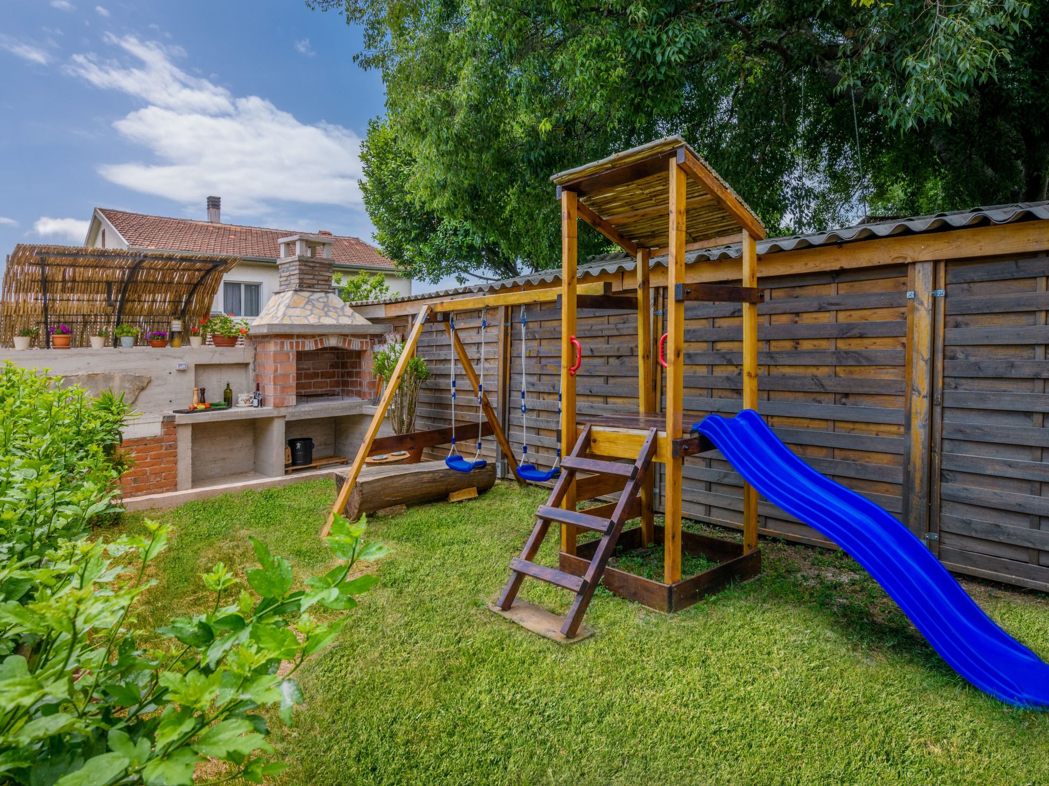 Mit Garten, Terrasse und Grill-Binnen